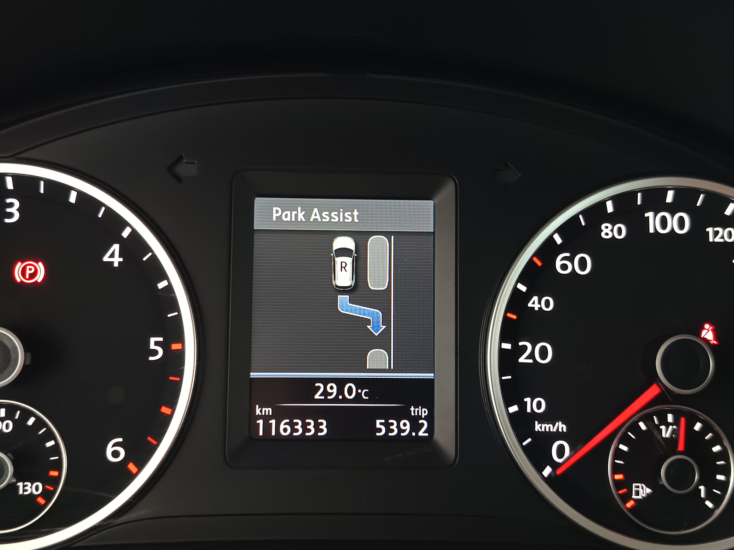 VW Tiguan 2.0 TDI BlueMotion Karat Tech | Bild 29 von 31