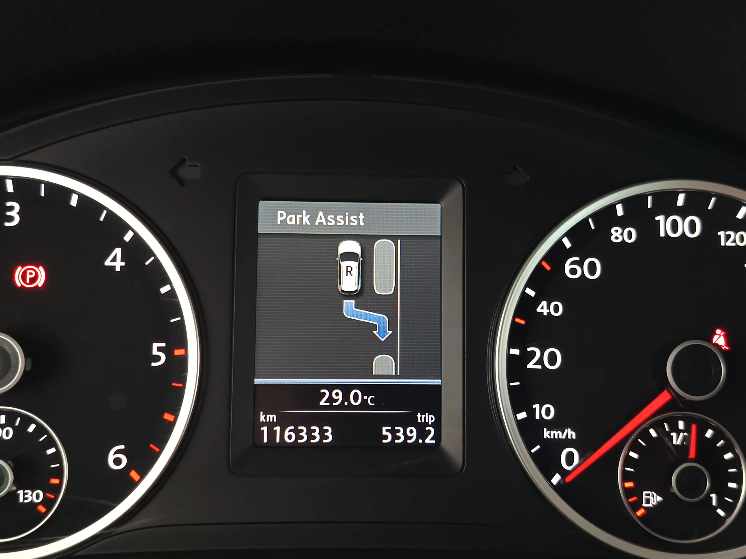 VW Tiguan 2.0 TDI BlueMotion Karat Tech | Bild 29 von 31