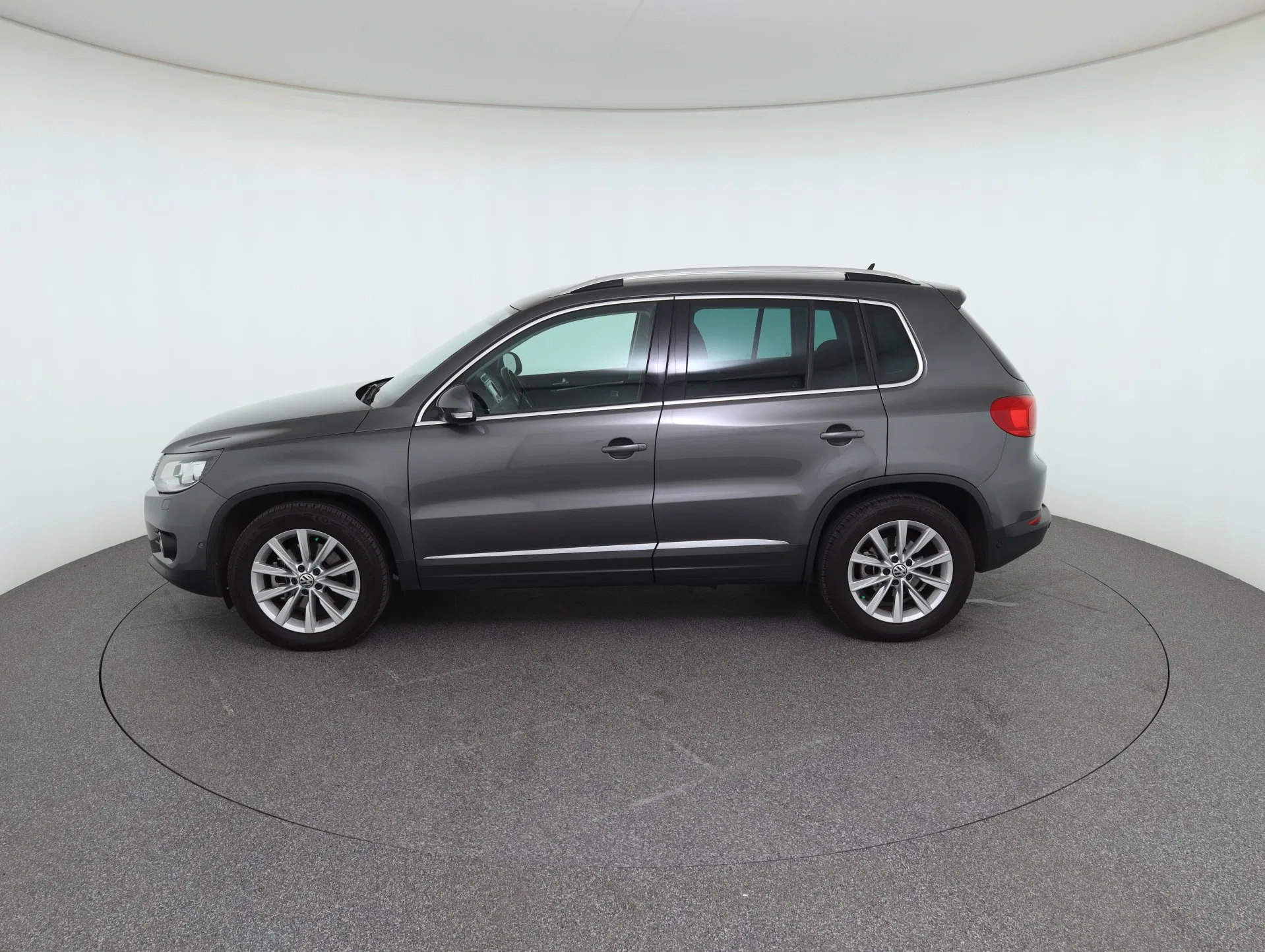 VW Tiguan 2.0 TDI BlueMotion Karat Tech | Bild 9 von 31