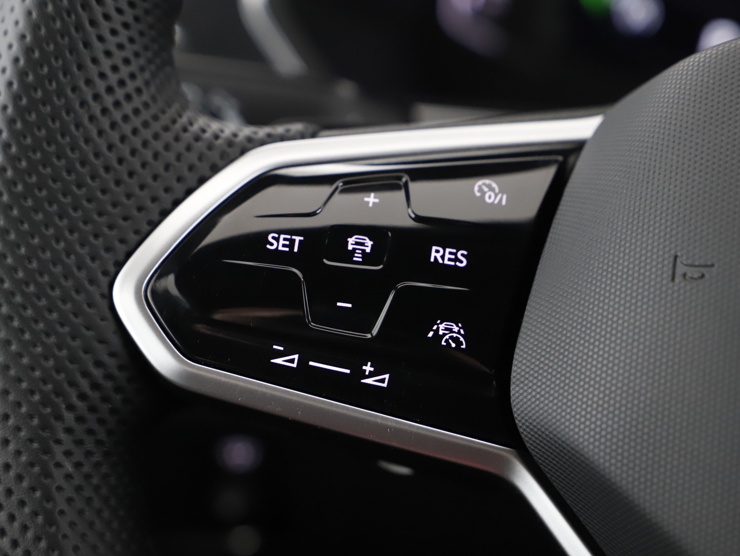 VW Tiguan Allspace 2.0 TDI 4Motion R-Line | Bild 11 von 24