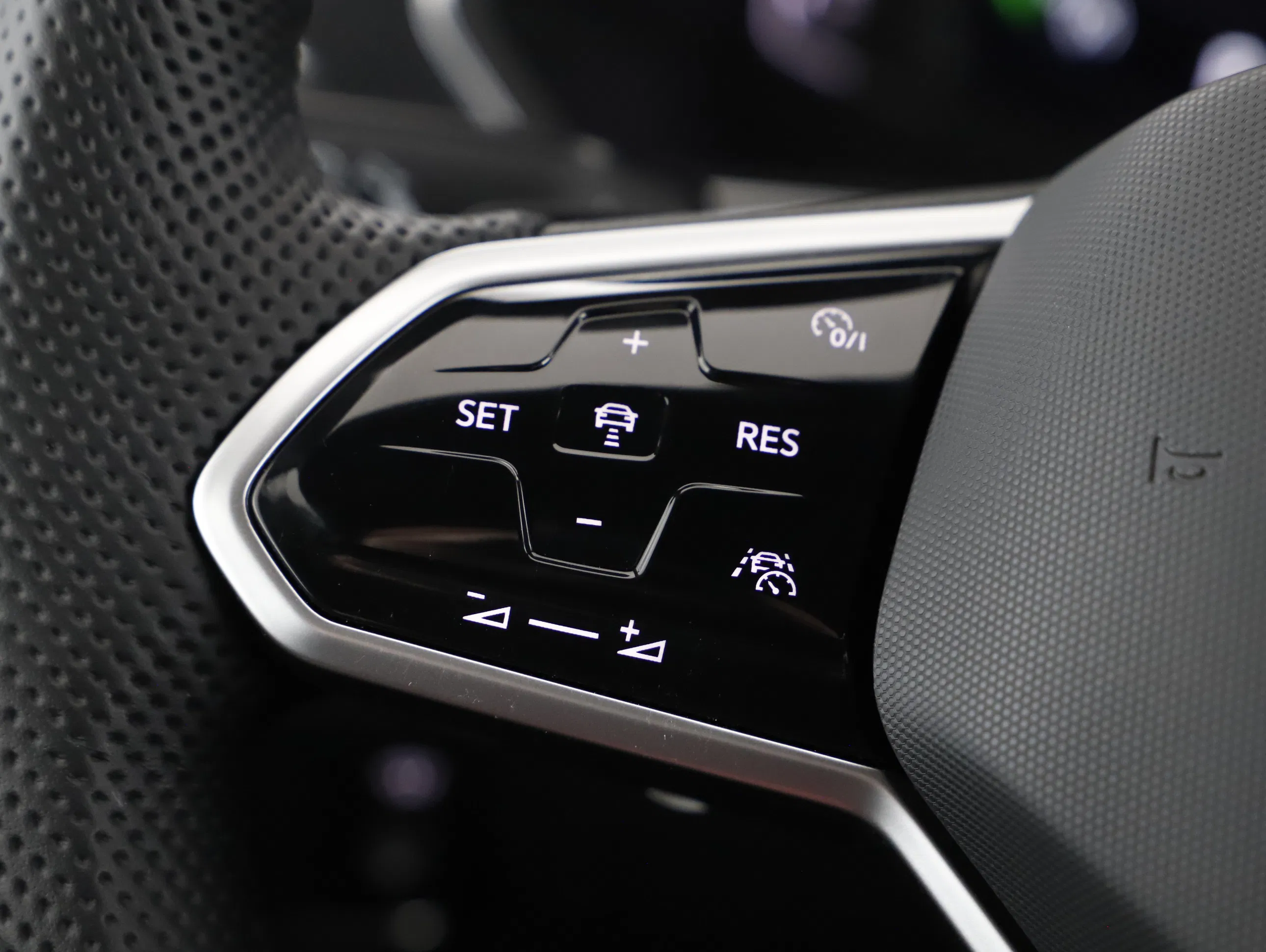 VW Tiguan Allspace 2.0 TDI 4Motion R-Line | Bild 11 von 24