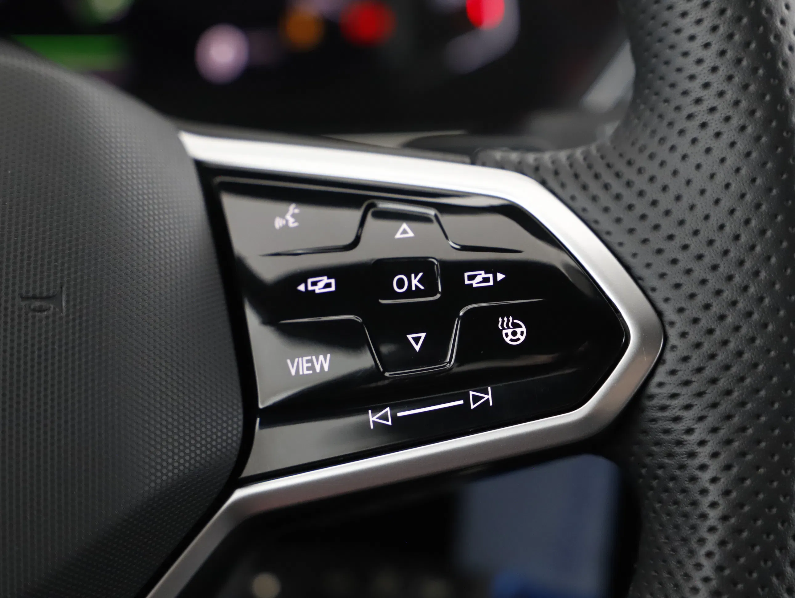 VW Tiguan Allspace 2.0 TDI 4Motion R-Line | Bild 12 von 24
