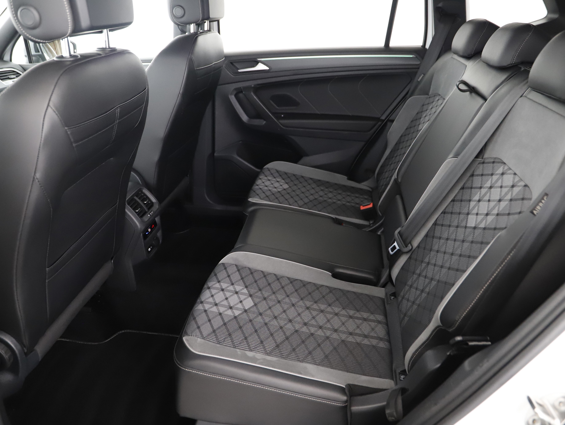 VW Tiguan Allspace 2.0 TDI 4Motion R-Line | Bild 2 von 24