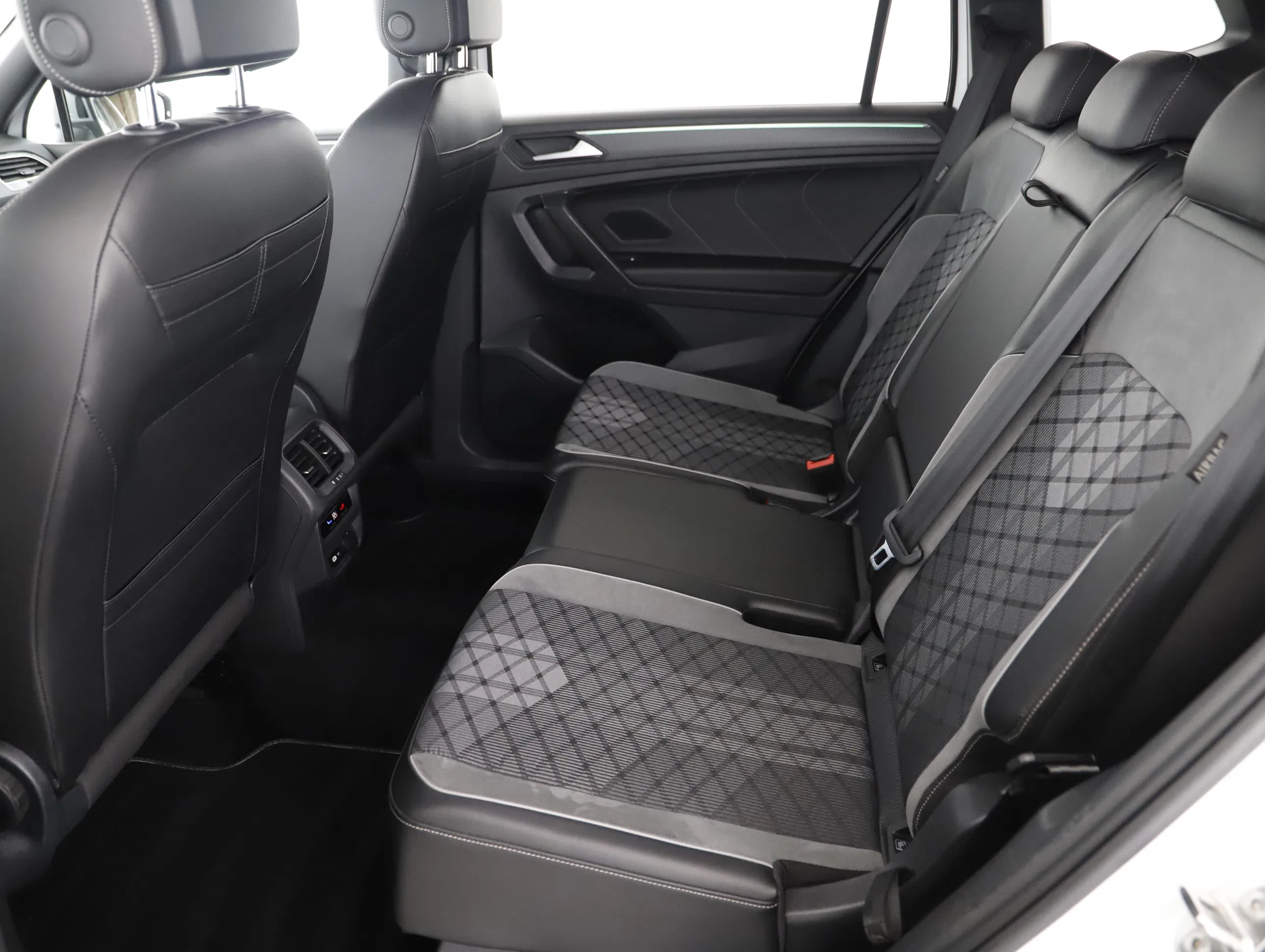 VW Tiguan Allspace 2.0 TDI 4Motion R-Line | Bild 2 von 24