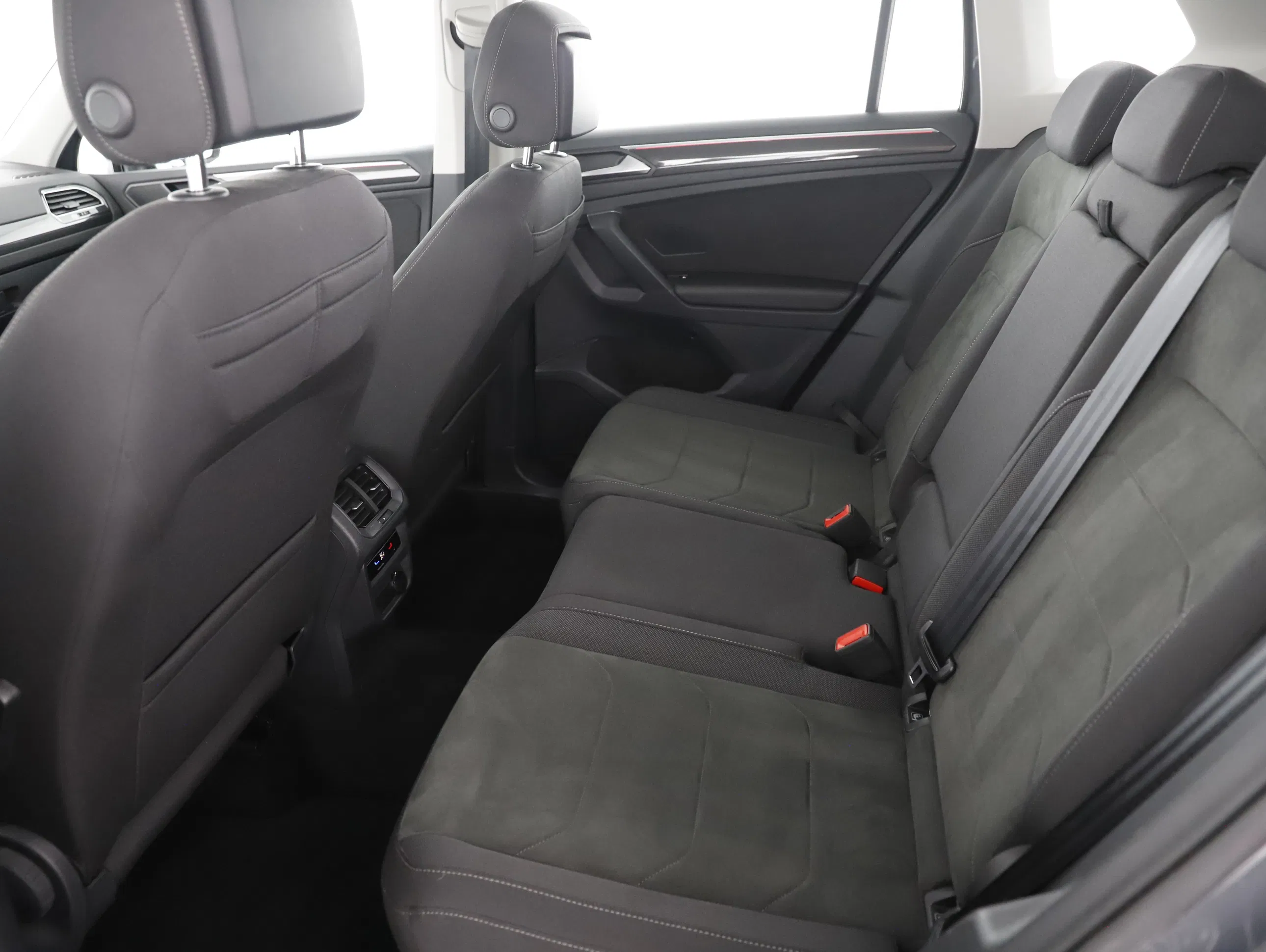 VW Tiguan 2.0 TDI BMT Elegance | Bild 24 von 28