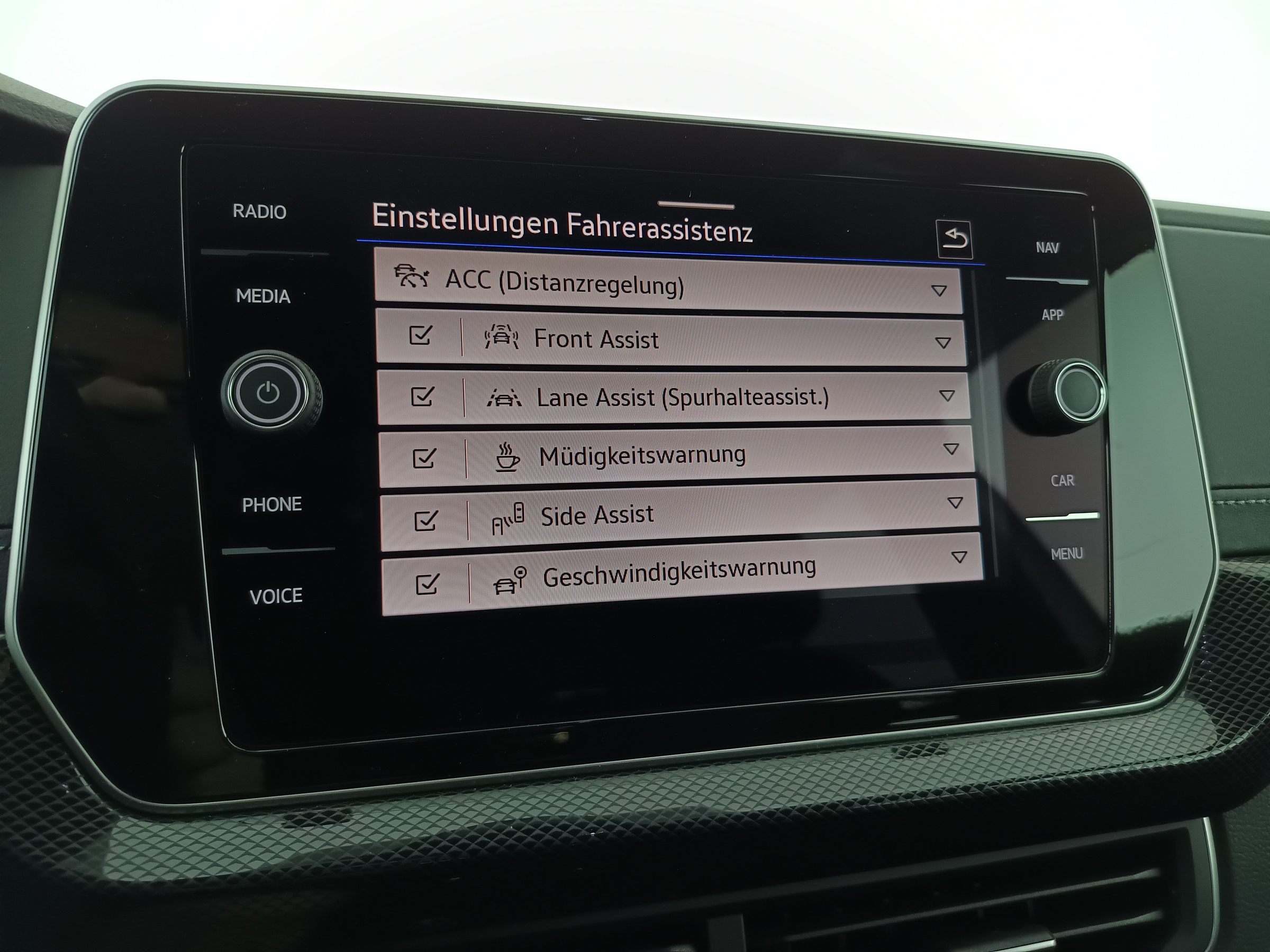 VW T-Cross 1.0 TSI 85 kW R-Line | Bild 23 von 30