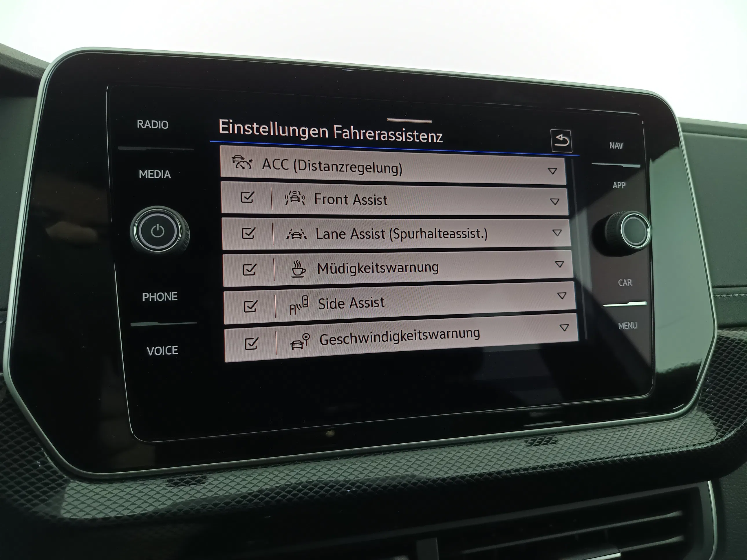 VW T-Cross 1.0 TSI 85 kW R-Line | Bild 23 von 30