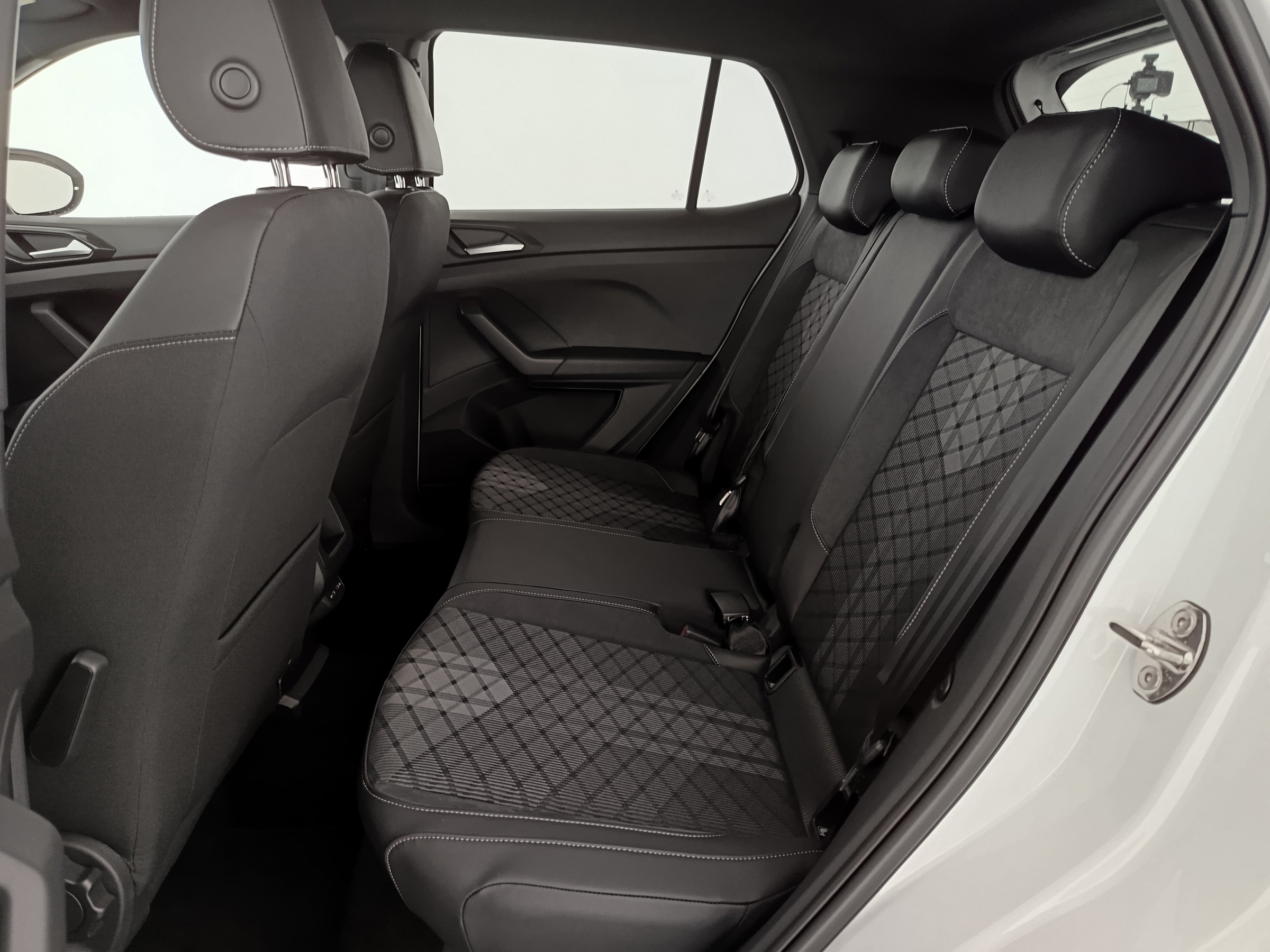 VW T-Cross 1.0 TSI 85 kW R-Line | Bild 28 von 30