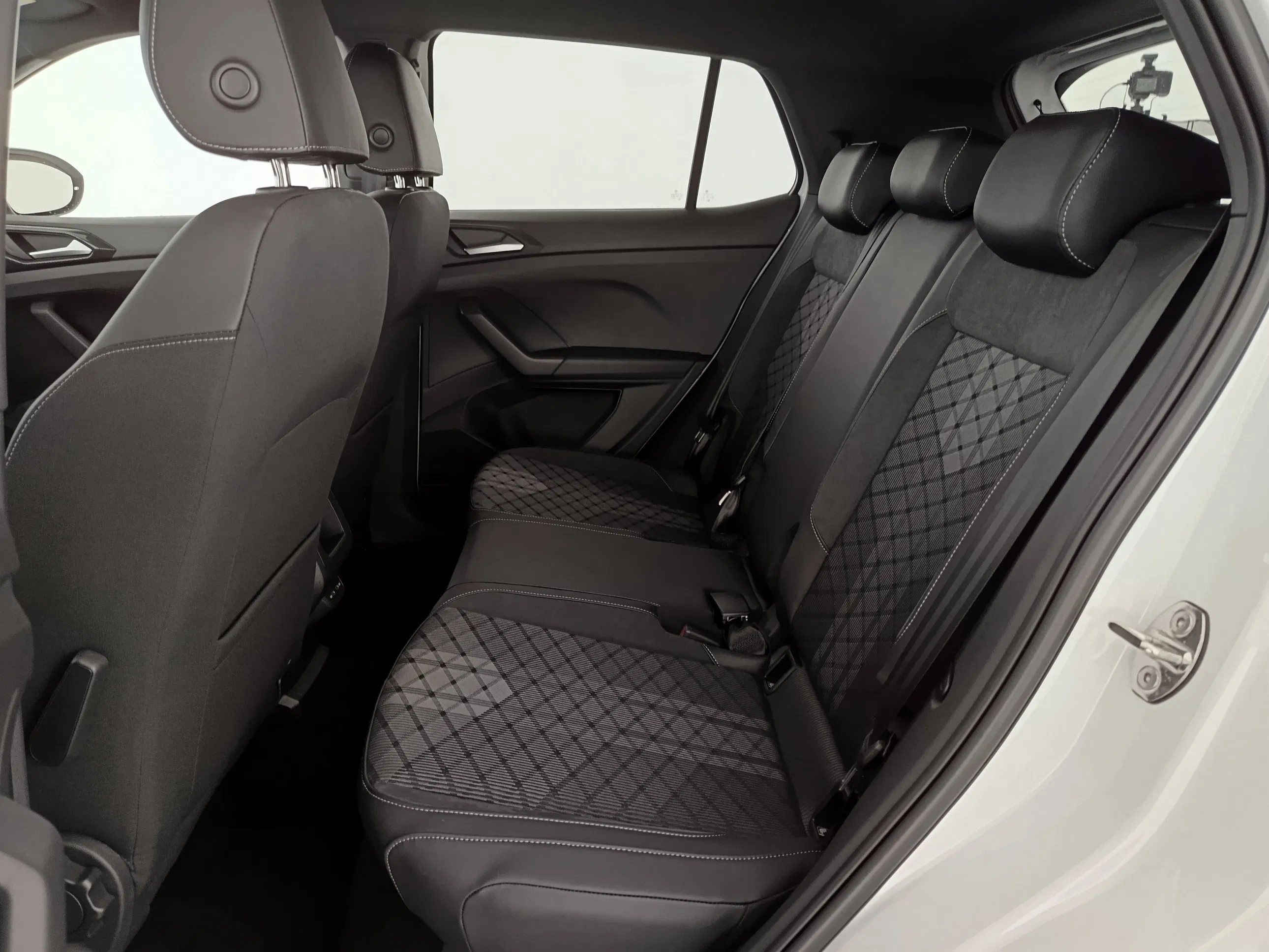 VW T-Cross 1.0 TSI 85 kW R-Line | Bild 28 von 30