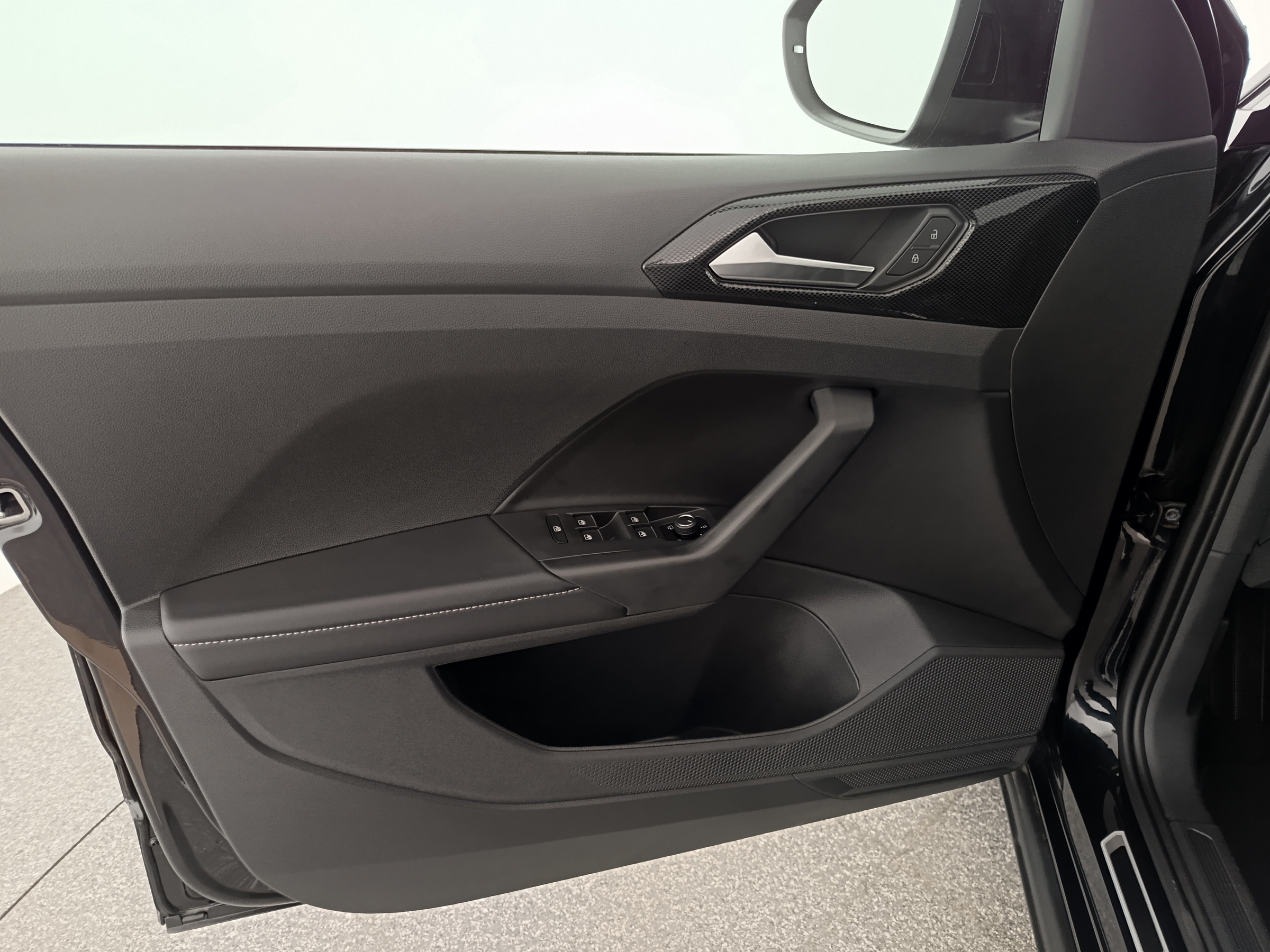 VW T-Cross 1.0 TSI 85 kW R-Line | Bild 11 von 28