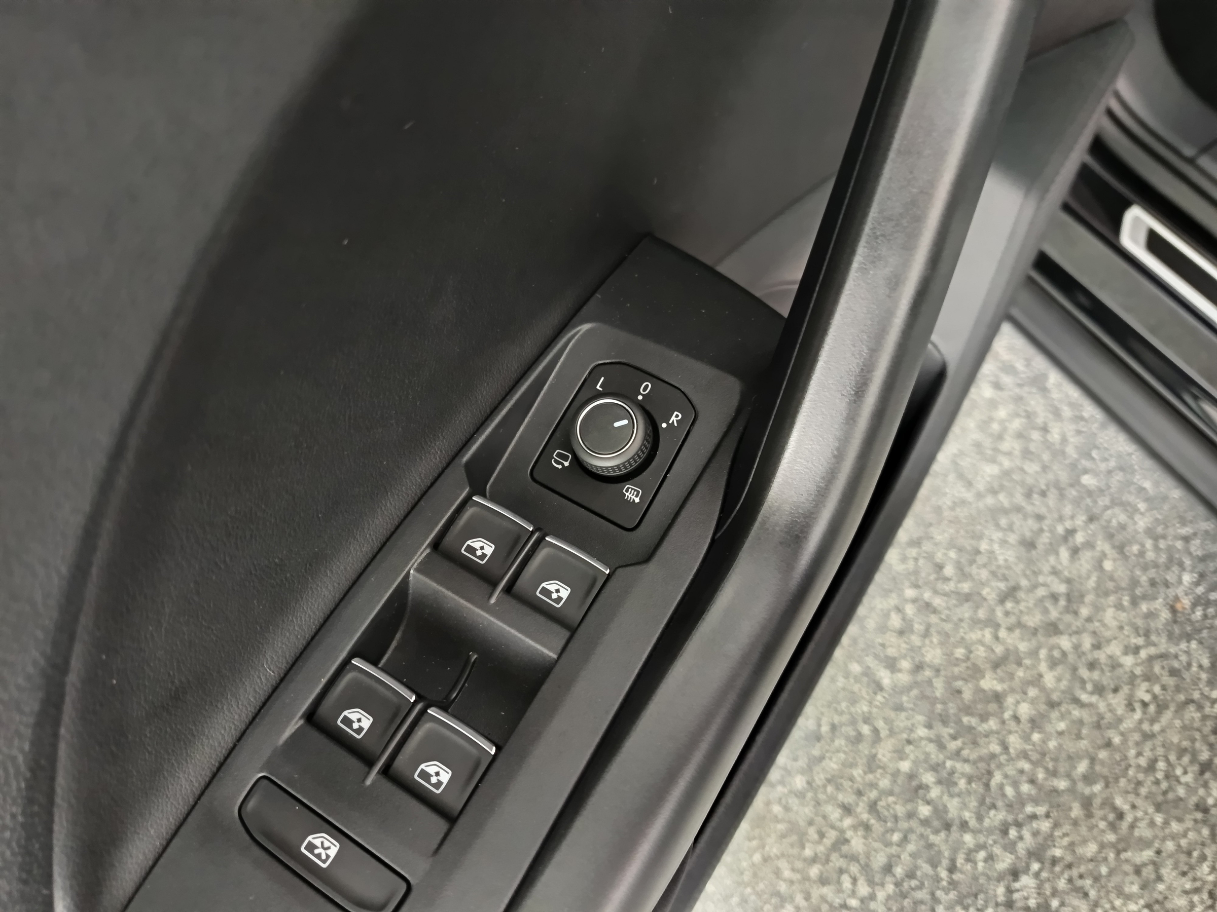 VW T-Cross 1.0 TSI 85 kW R-Line | Bild 12 von 28