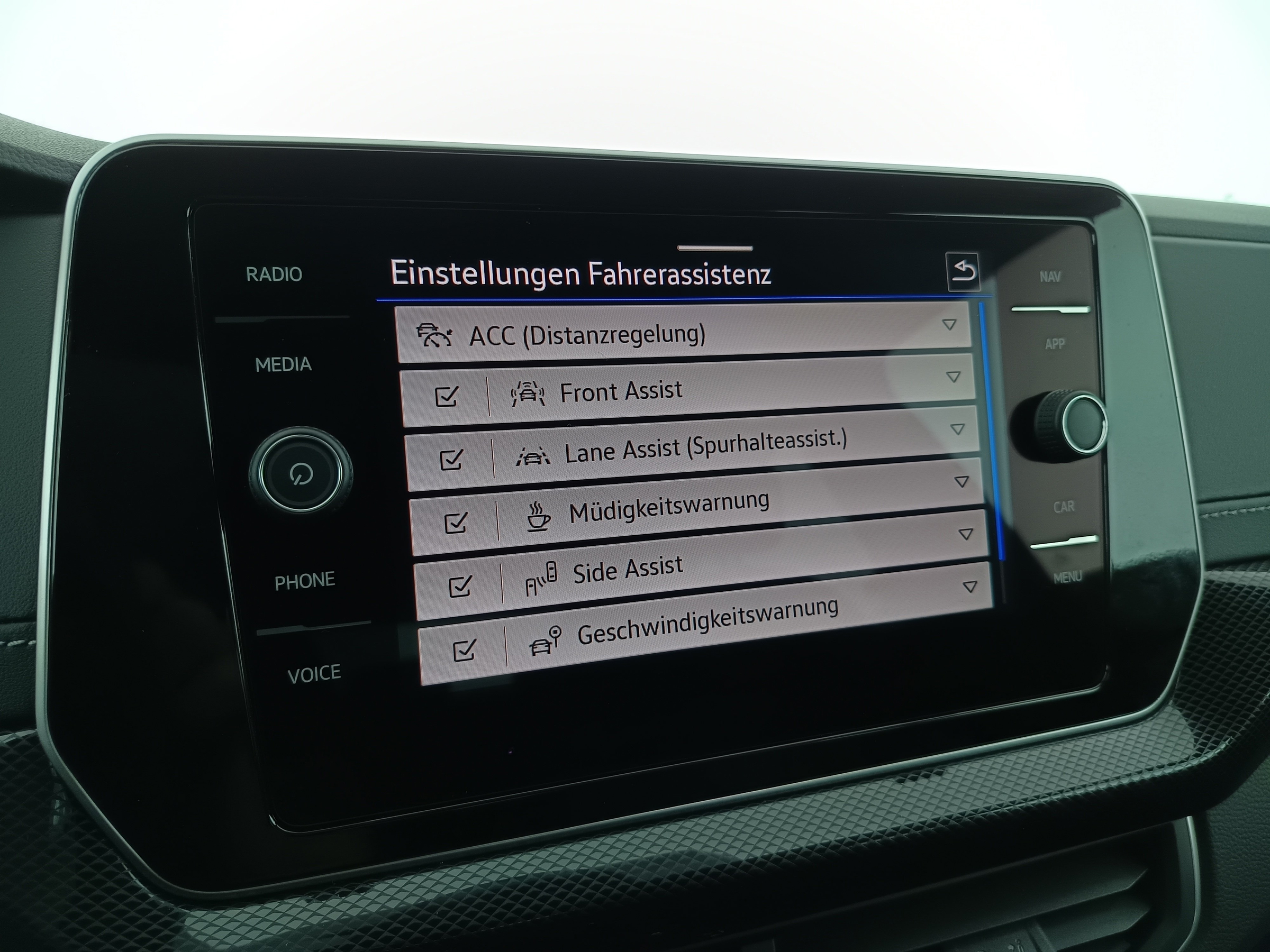VW T-Cross 1.0 TSI 85 kW R-Line | Bild 23 von 28