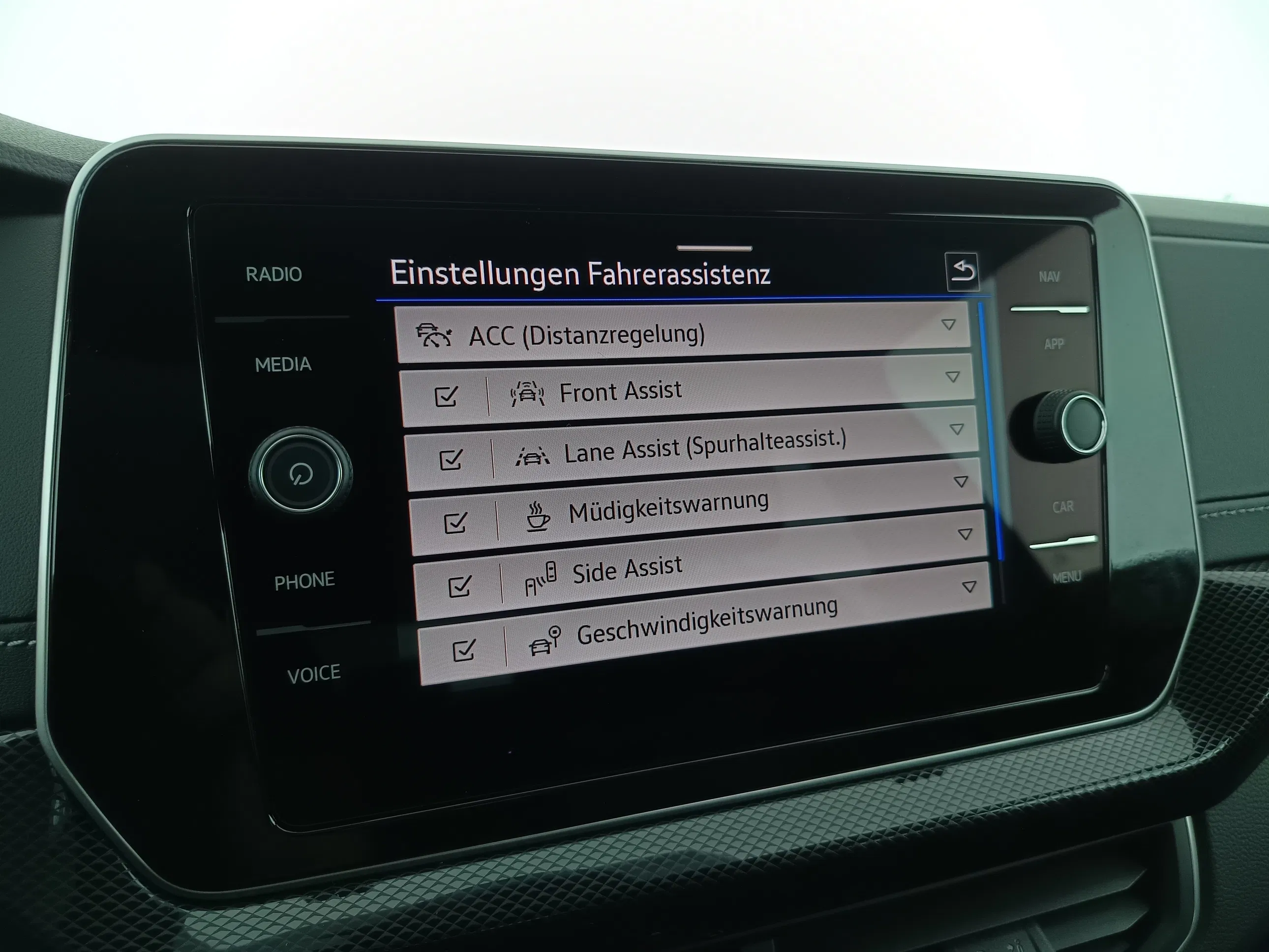 VW T-Cross 1.0 TSI 85 kW R-Line | Bild 23 von 28