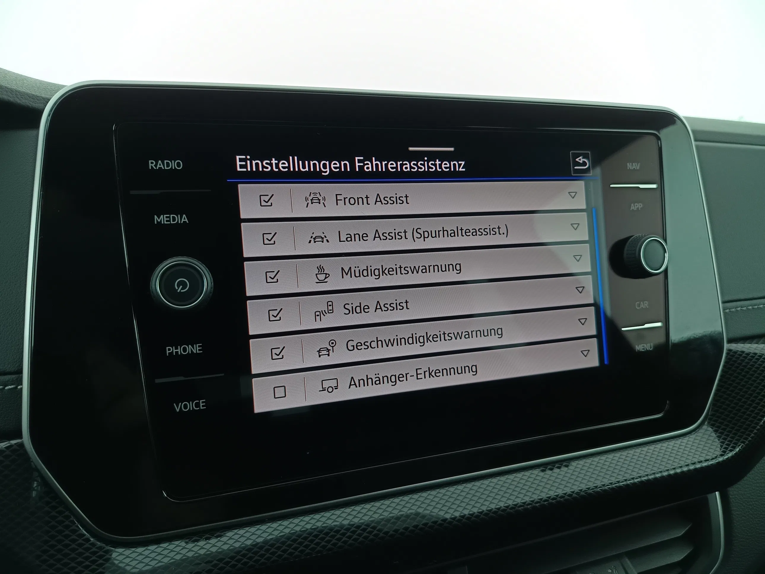 VW T-Cross 1.0 TSI 85 kW R-Line | Bild 24 von 28
