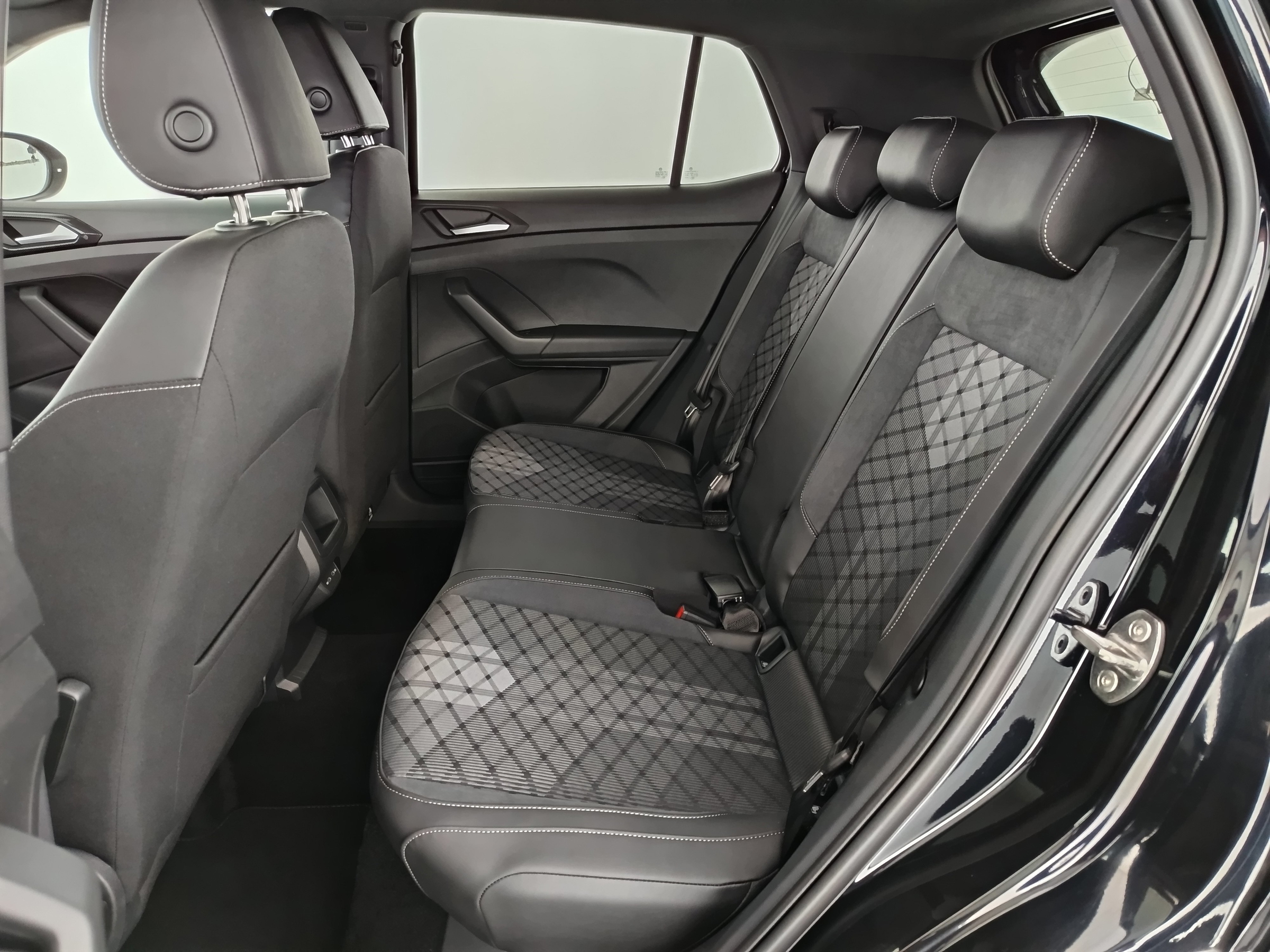 VW T-Cross 1.0 TSI 85 kW R-Line | Bild 27 von 28