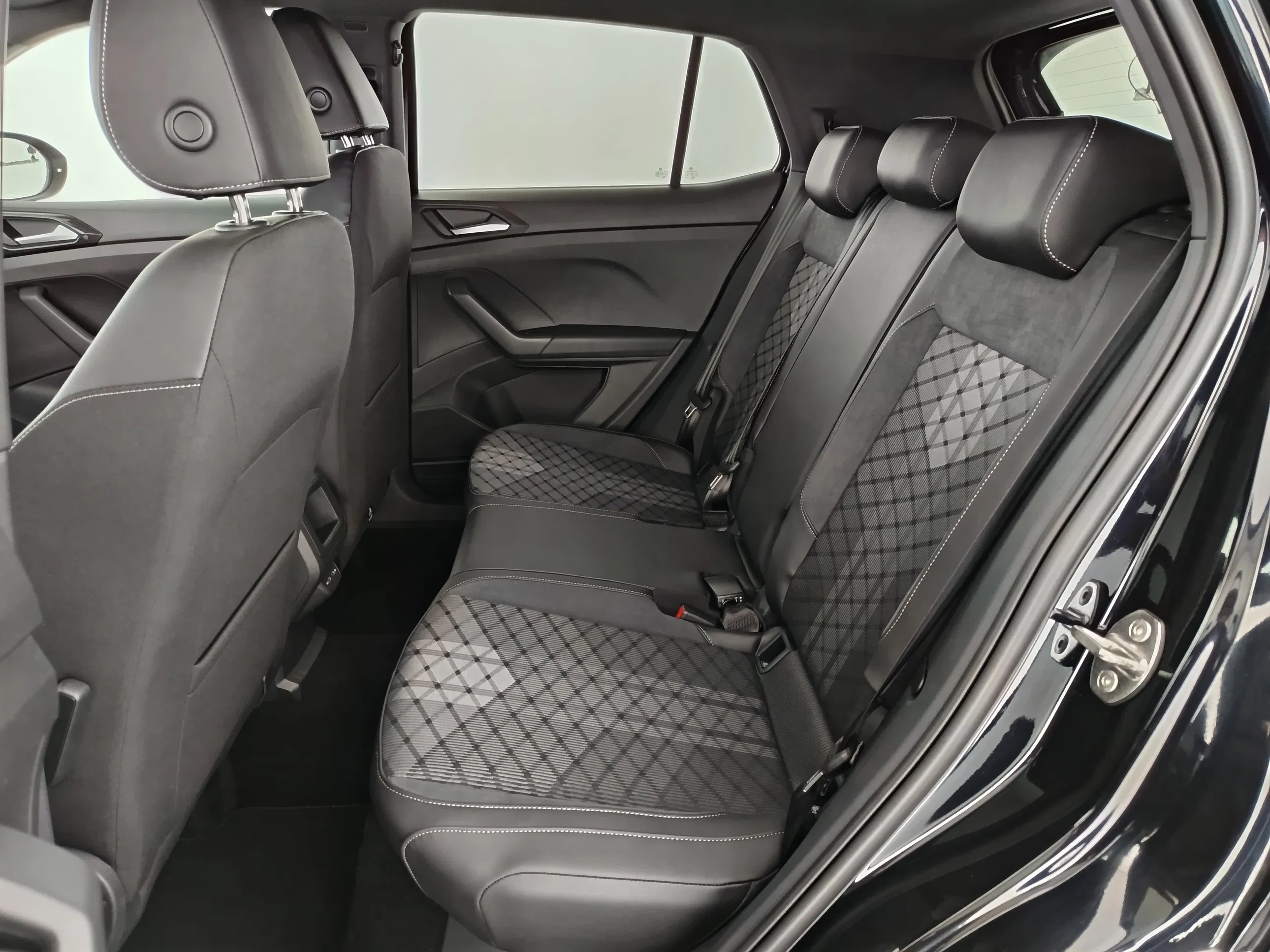 VW T-Cross 1.0 TSI 85 kW R-Line | Bild 27 von 28