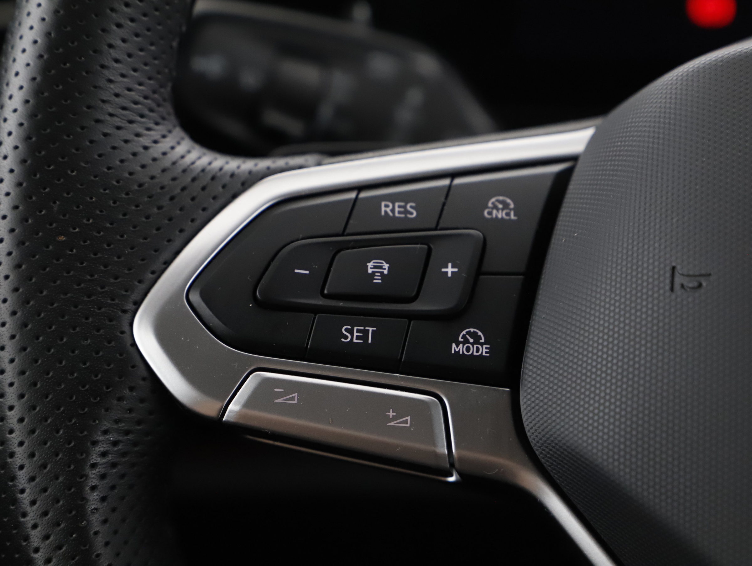 VW Tiguan 2.0 TDI W R-Line | Bild 12 von 22
