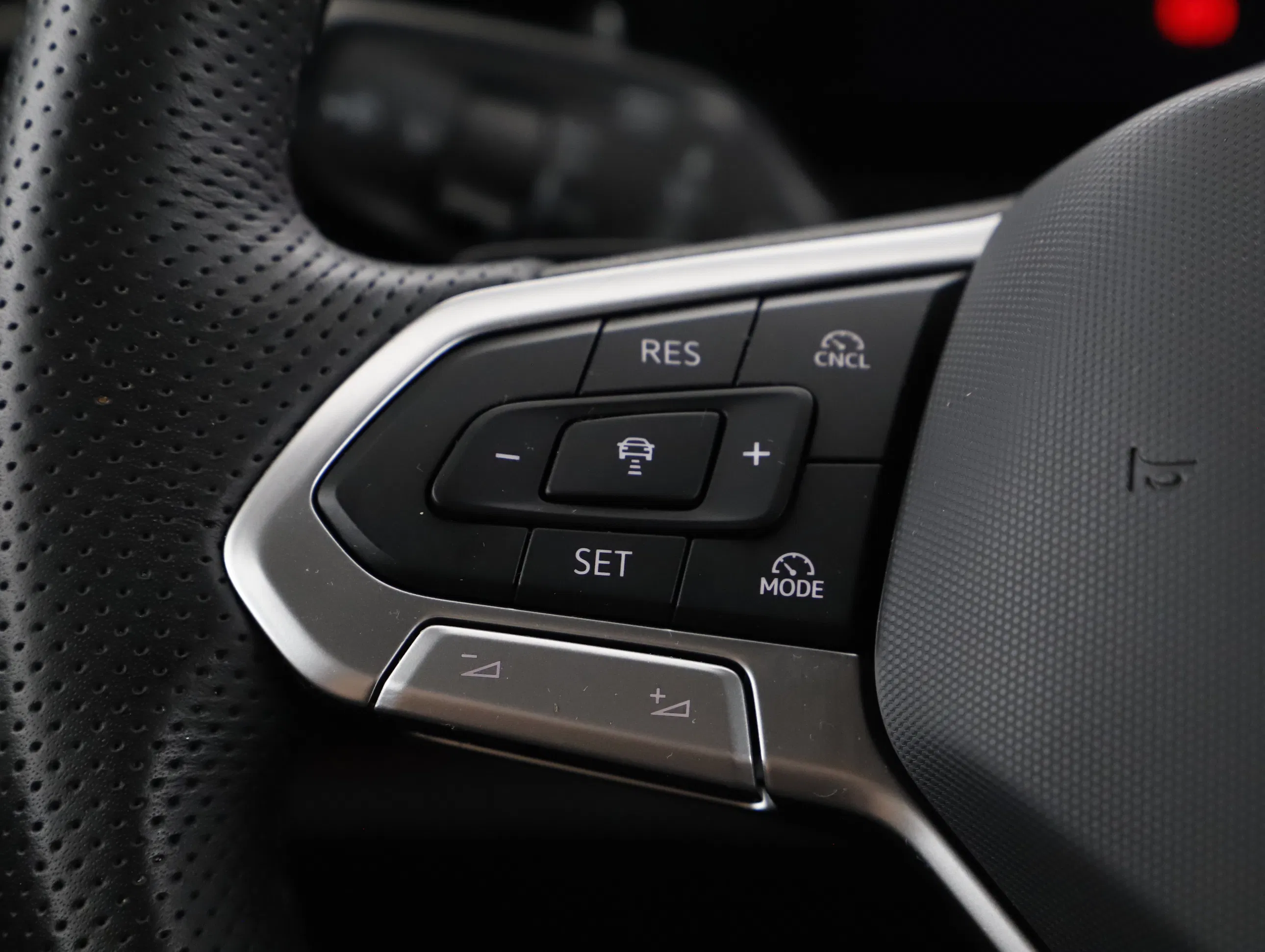 VW Tiguan 2.0 TDI W R-Line | Bild 12 von 22