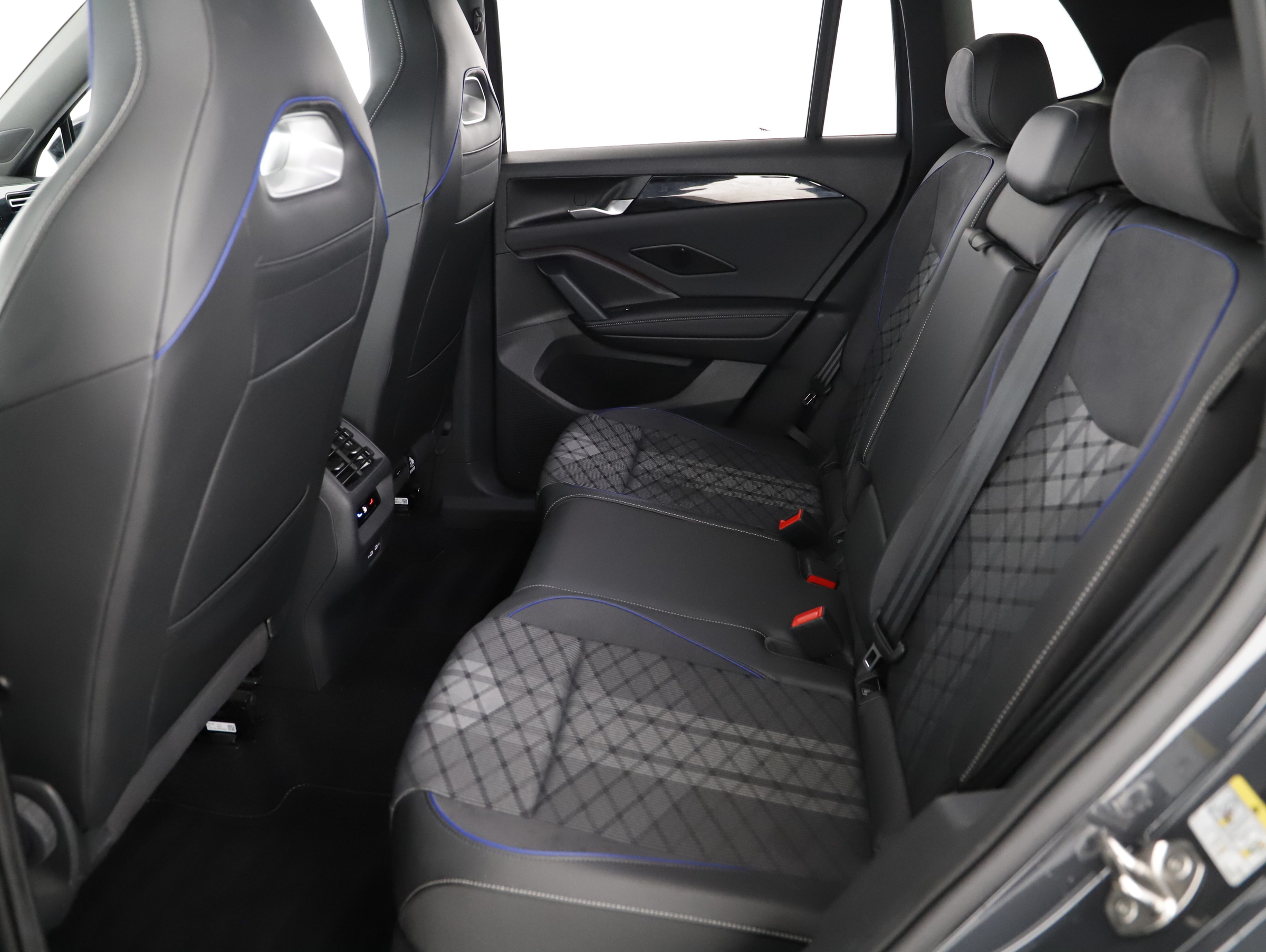 VW Tiguan 2.0 TDI W R-Line | Bild 2 von 22