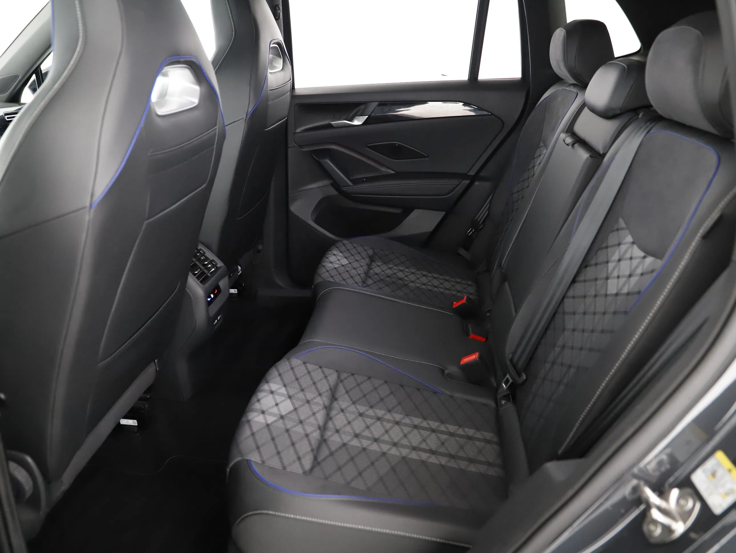VW Tiguan 2.0 TDI W R-Line | Bild 2 von 22