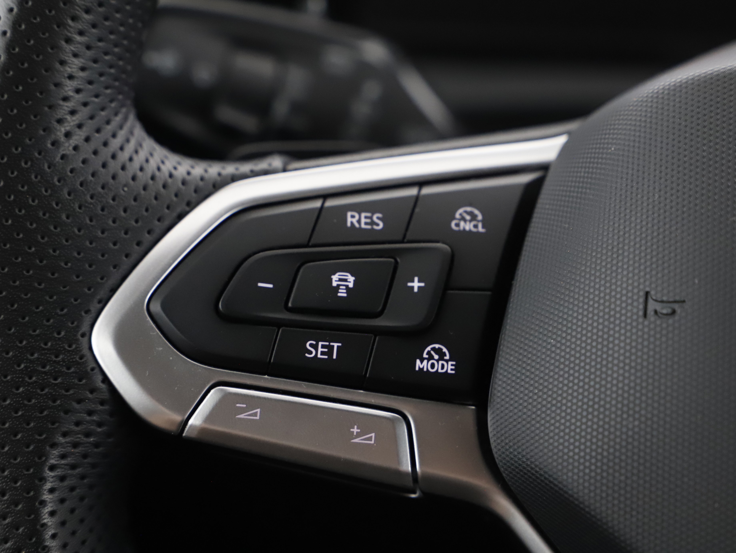 VW Tiguan 2.0 TDI W R-Line | Bild 12 von 22