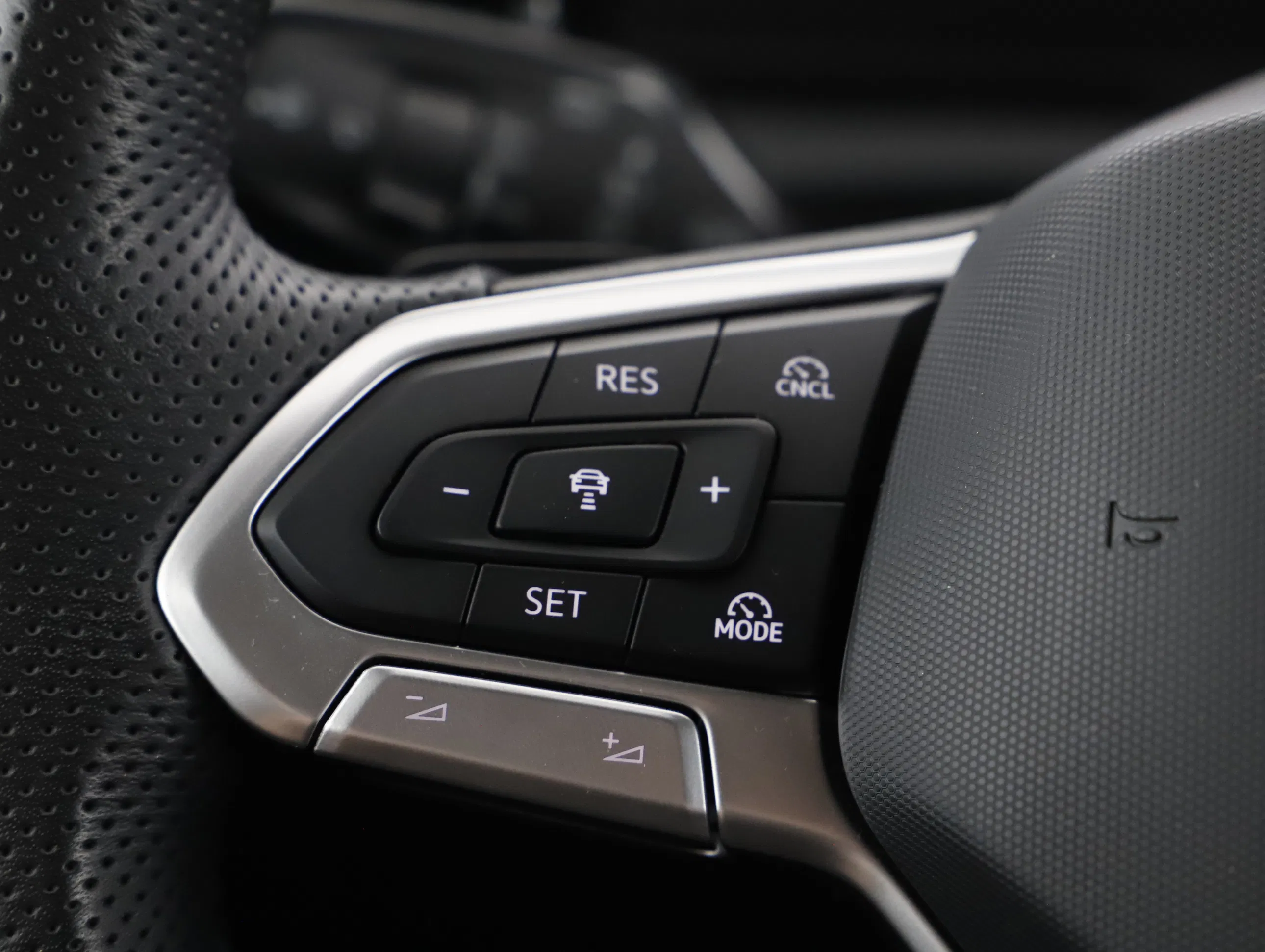 VW Tiguan 2.0 TDI W R-Line | Bild 12 von 22