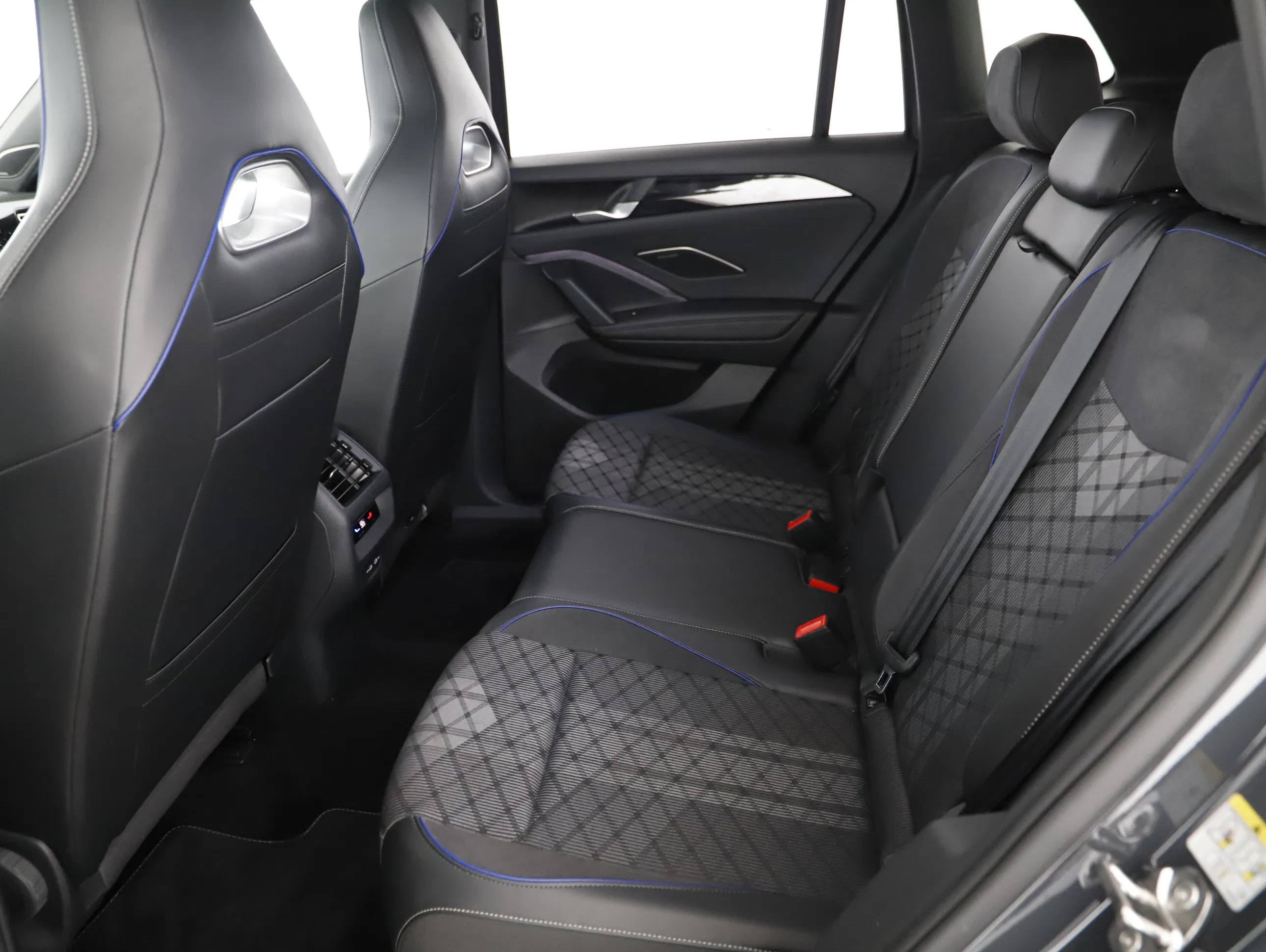 VW Tiguan 2.0 TDI W R-Line | Bild 2 von 22