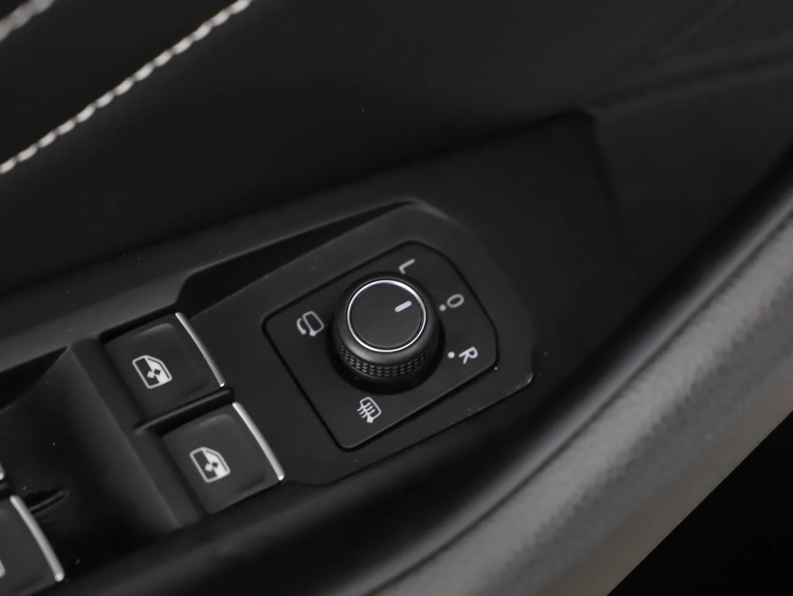 VW Passat Variant 2.0 TDI BMT Elegance | Bild 15 von 21