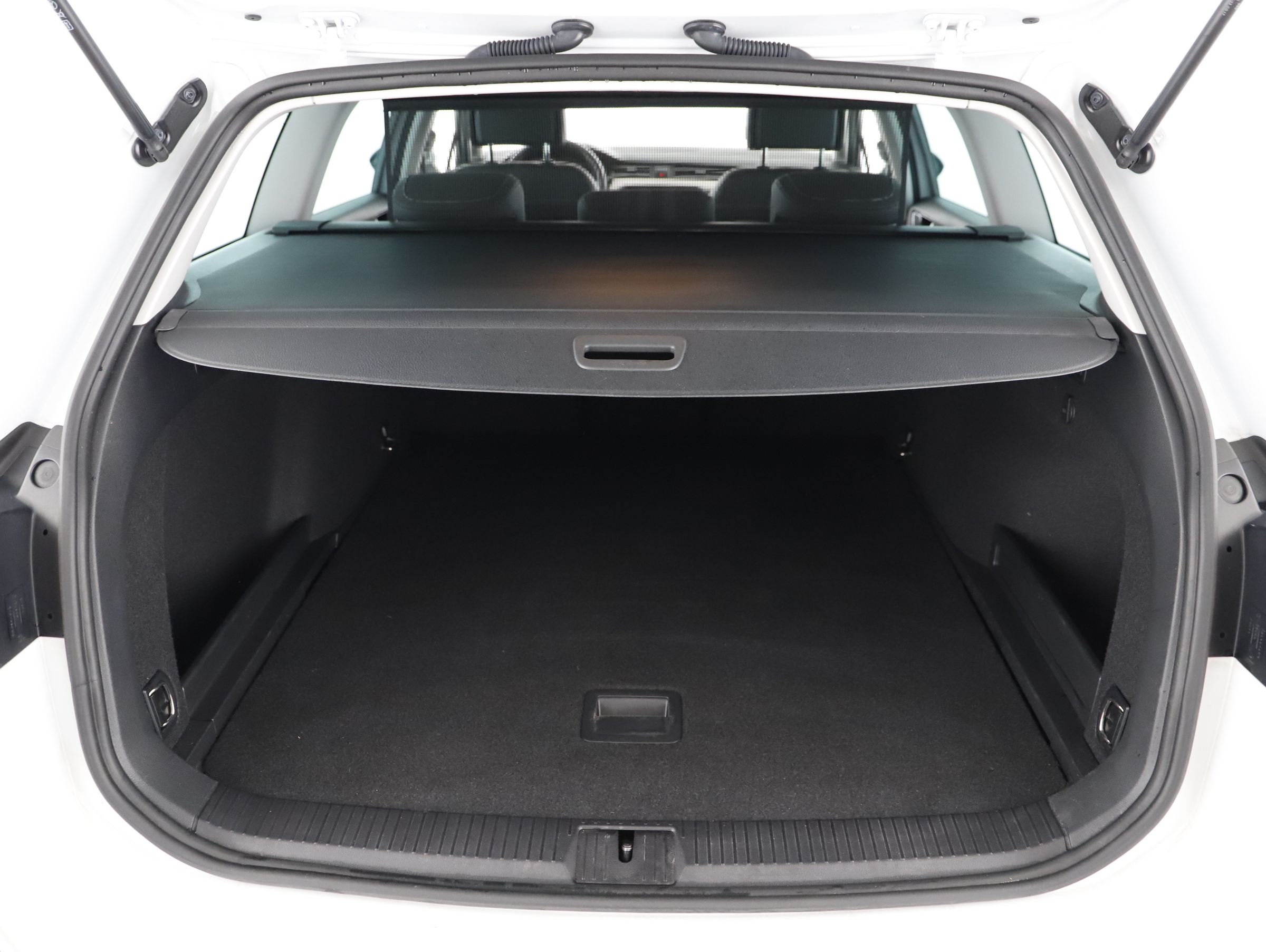 VW Passat Variant 2.0 TDI BMT Elegance | Bild 16 von 21