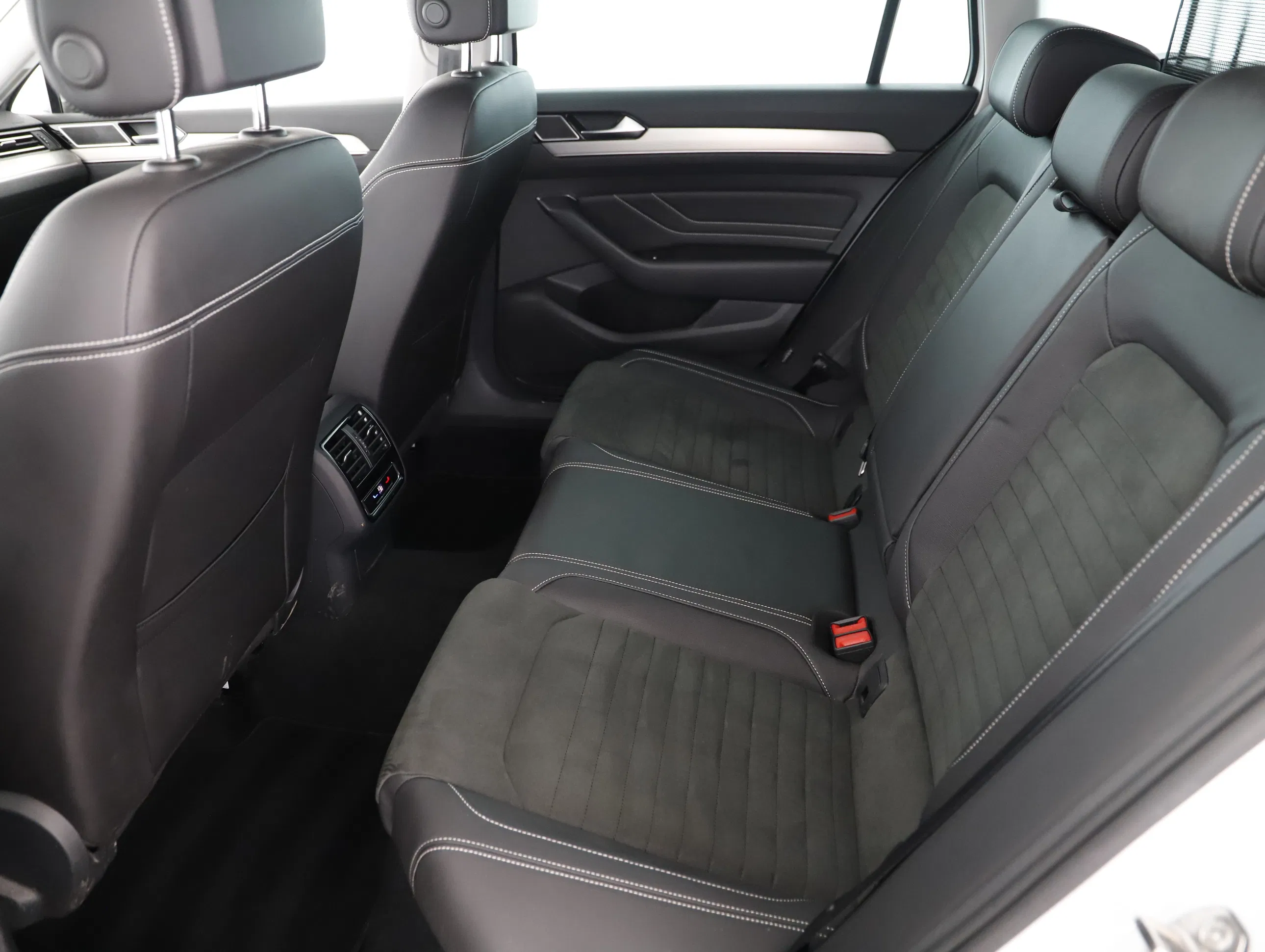 VW Passat Variant 2.0 TDI BMT Elegance | Bild 2 von 21