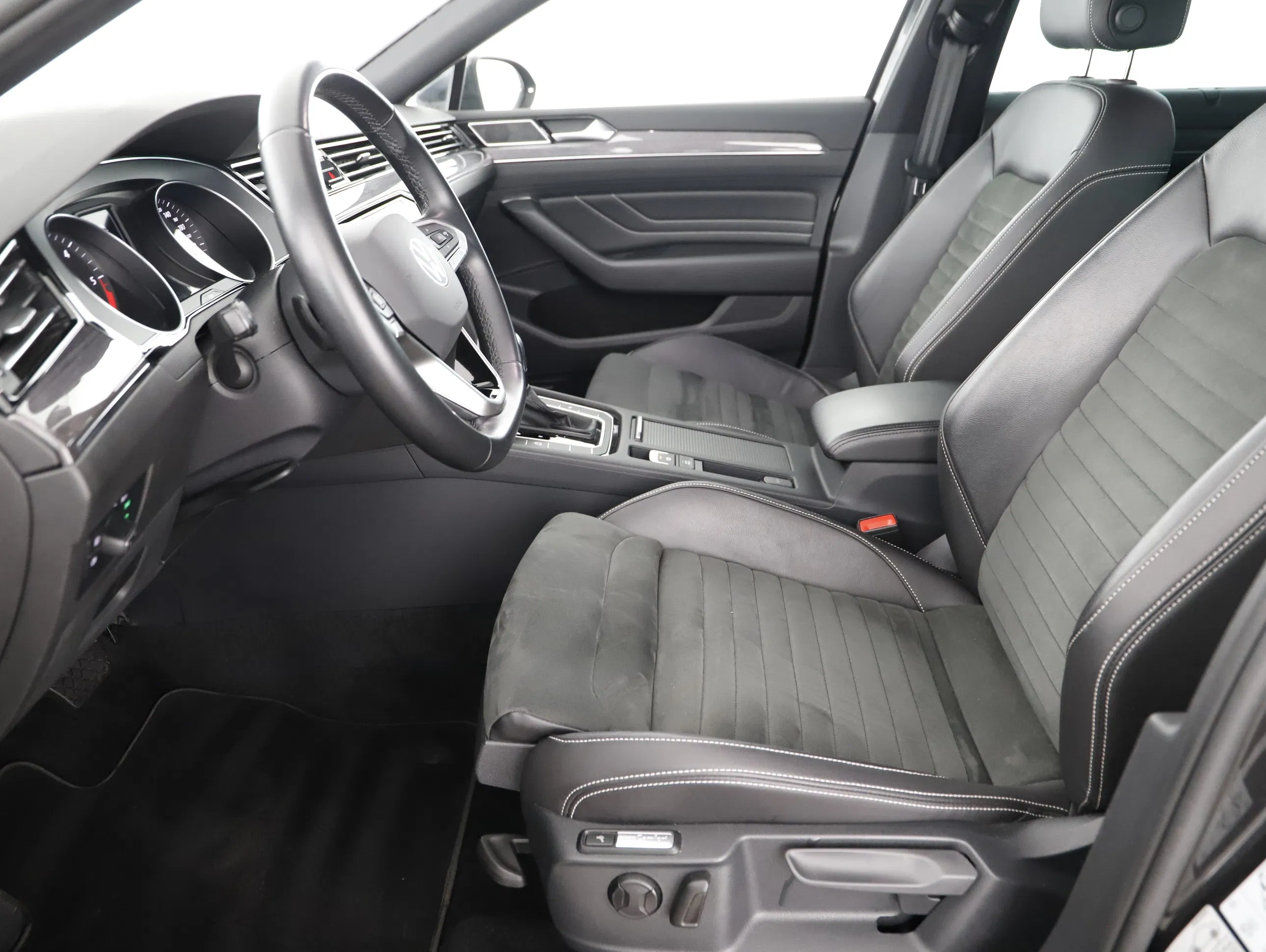 VW Passat Variant 2.0 TDI BMT Elegance | Bild 8 von 24