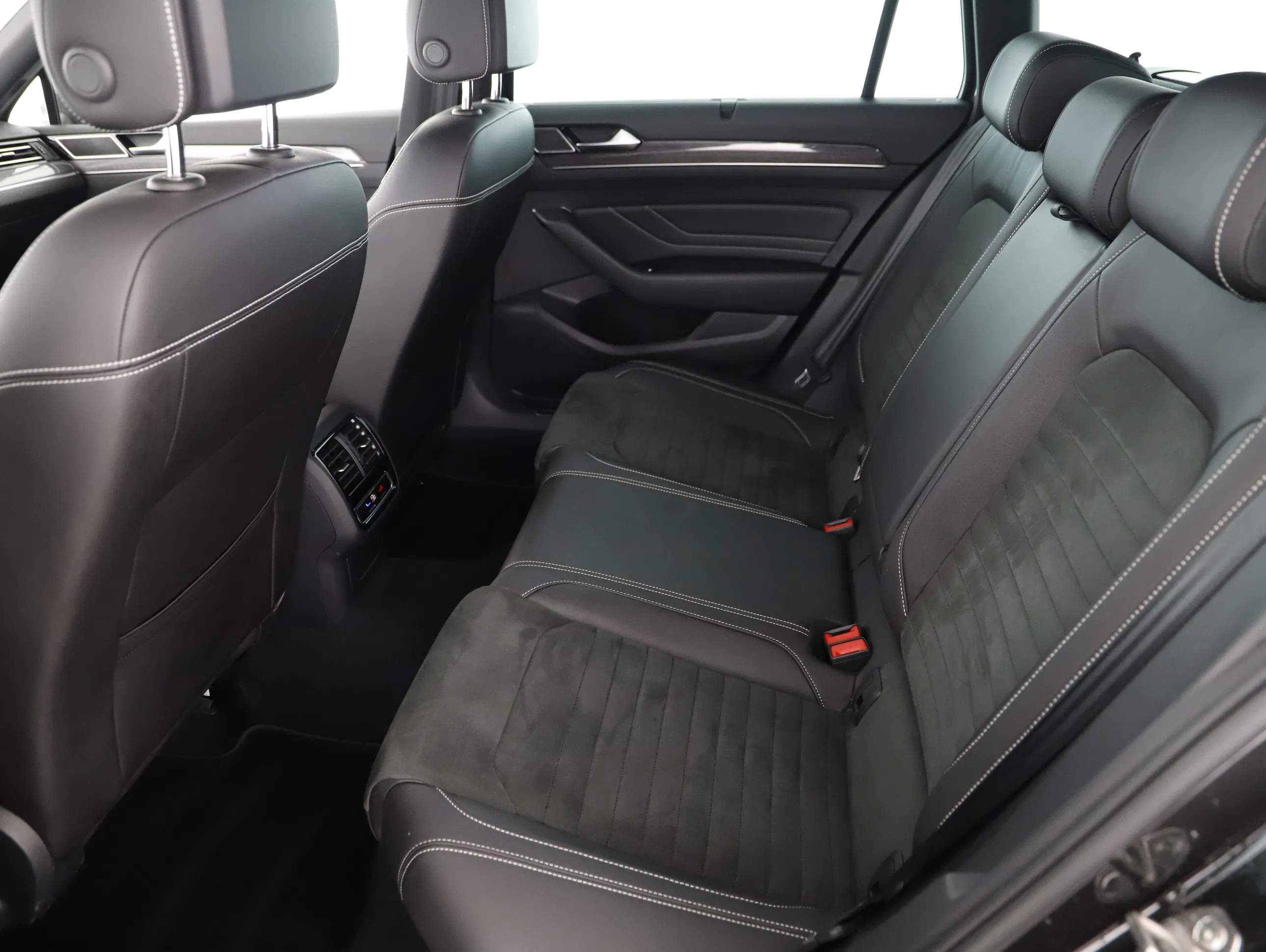 VW Passat Variant 2.0 TDI BMT Elegance | Bild 19 von 24