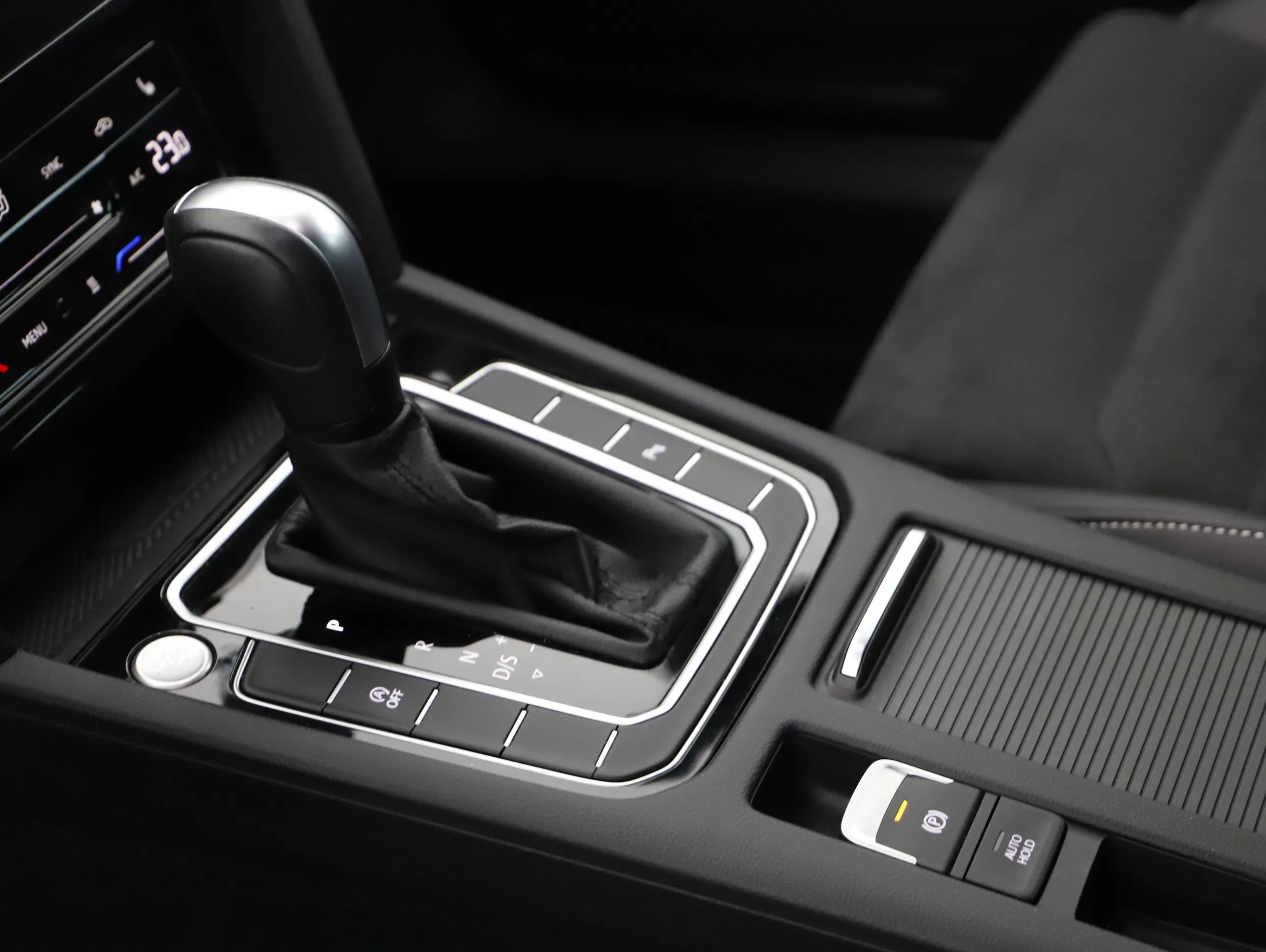VW Passat Variant 2.0 TDI BMT Elegance | Bild 18 von 24