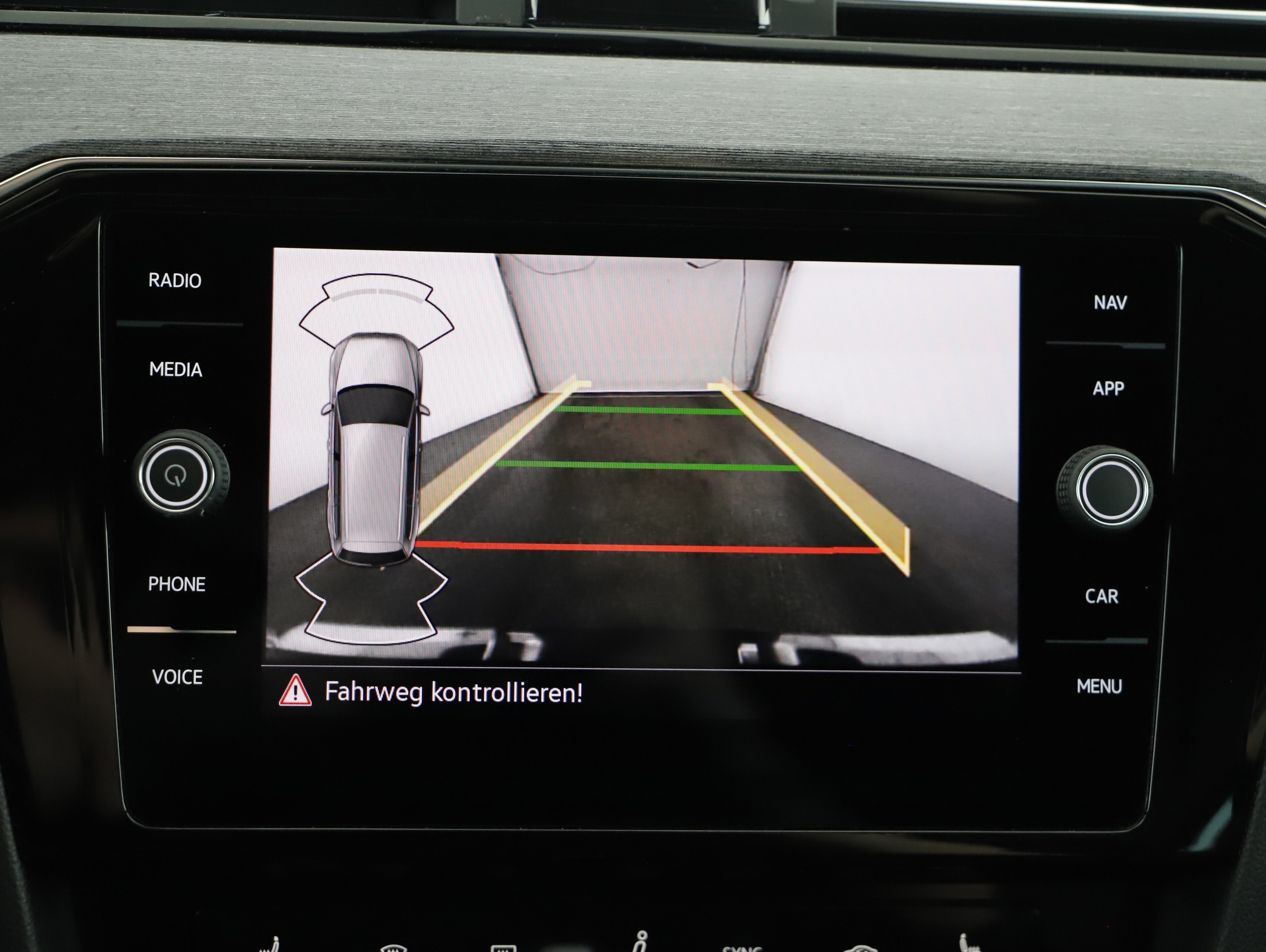 VW Passat Variant 2.0 TDI BMT Elegance | Bild 16 von 24