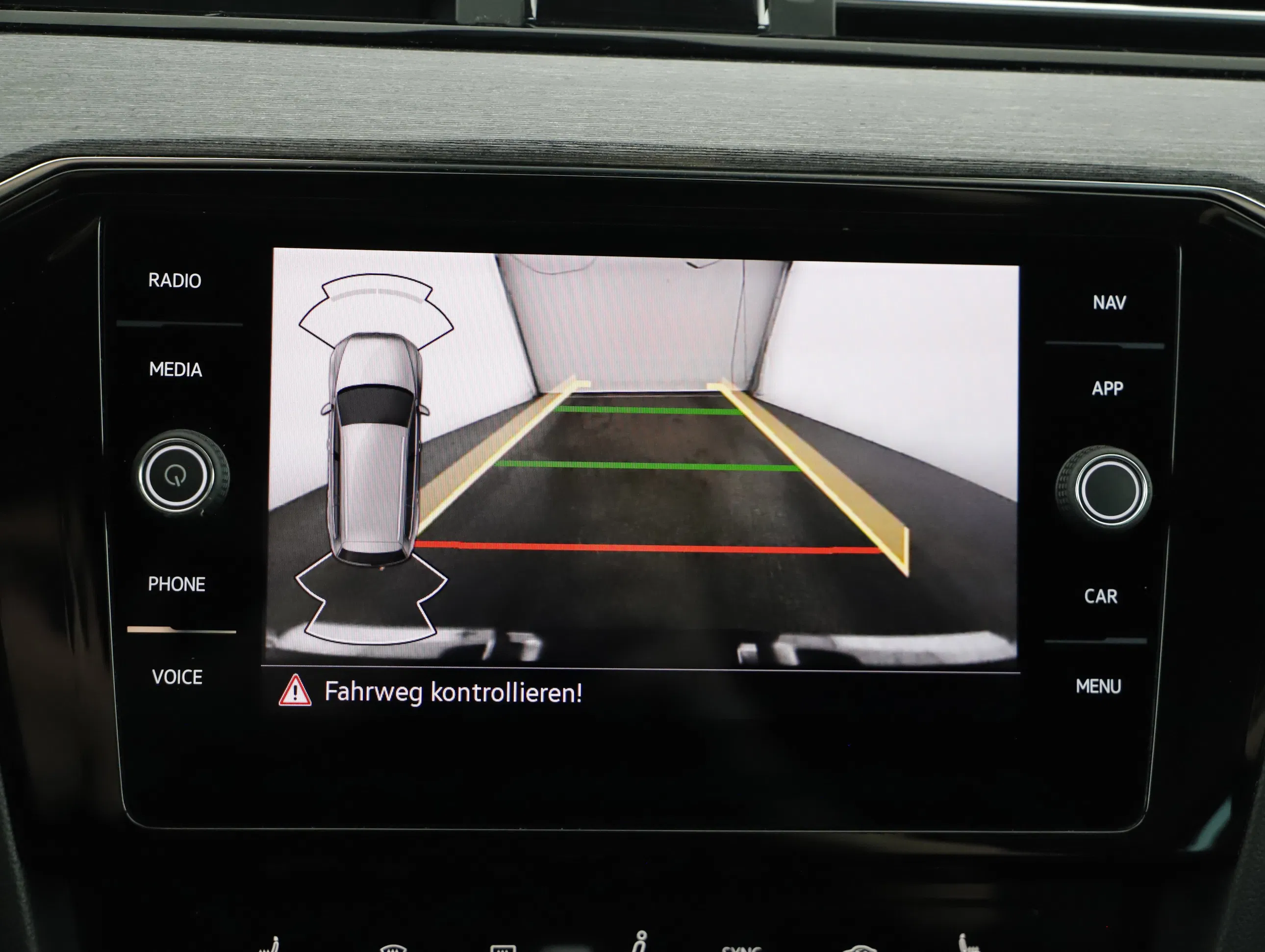 VW Passat Variant 2.0 TDI BMT Elegance | Bild 16 von 24