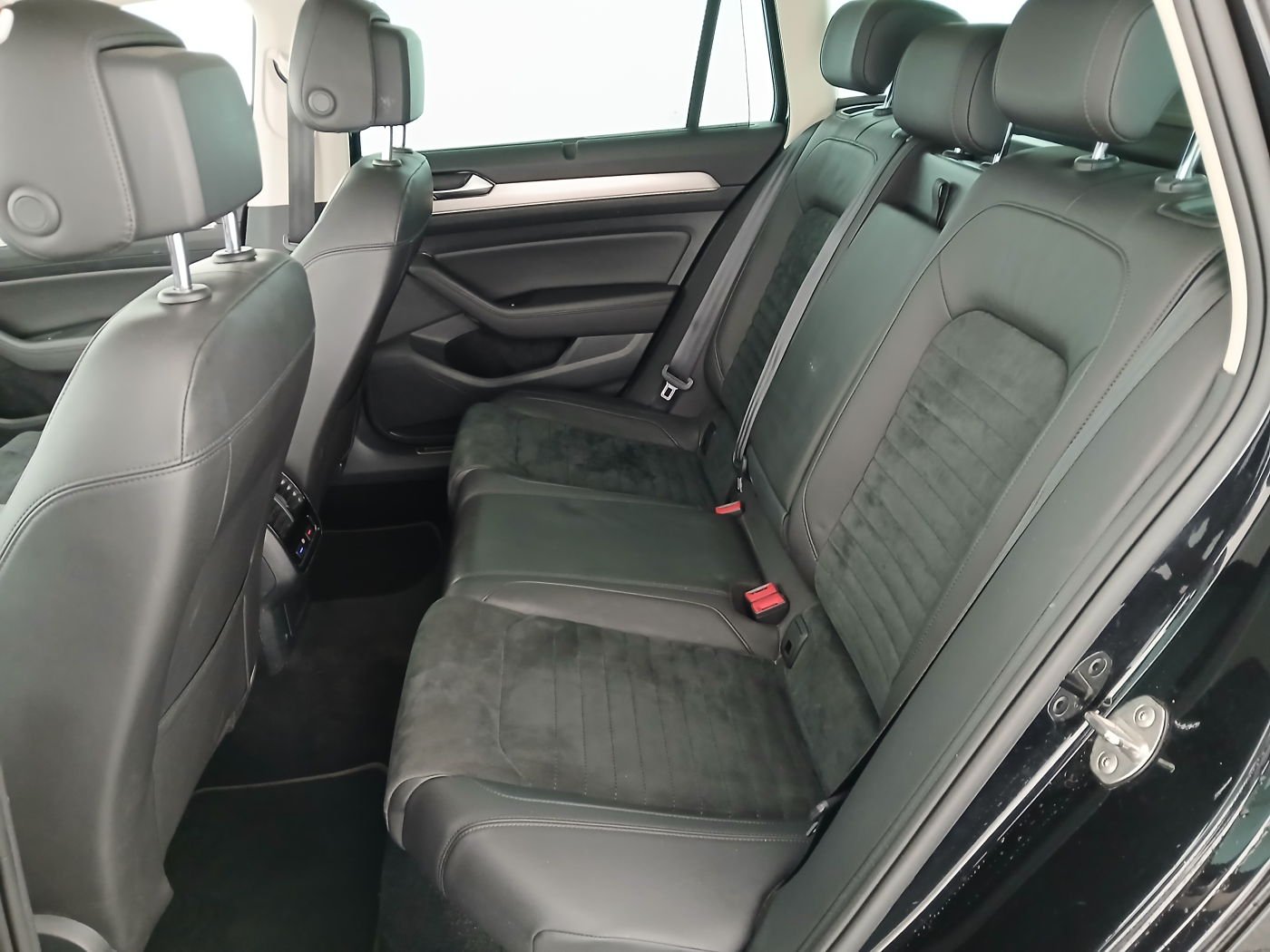 VW Passat Variant Highline TDI SCR DSG | Bild 2 von 24
