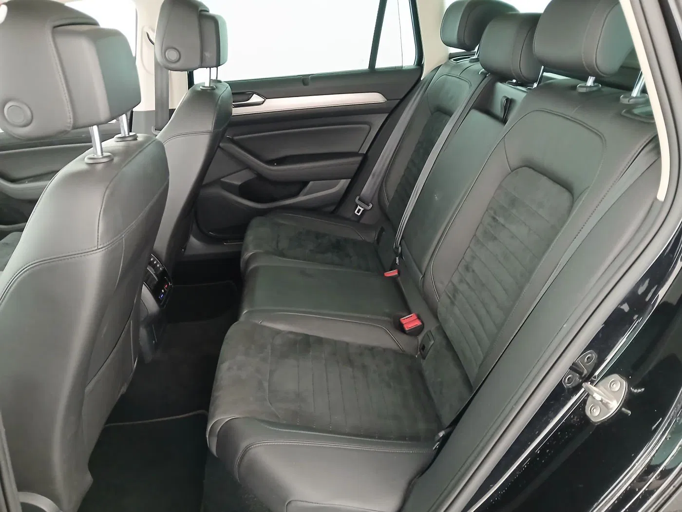 VW Passat Variant Highline TDI SCR DSG | Bild 2 von 24