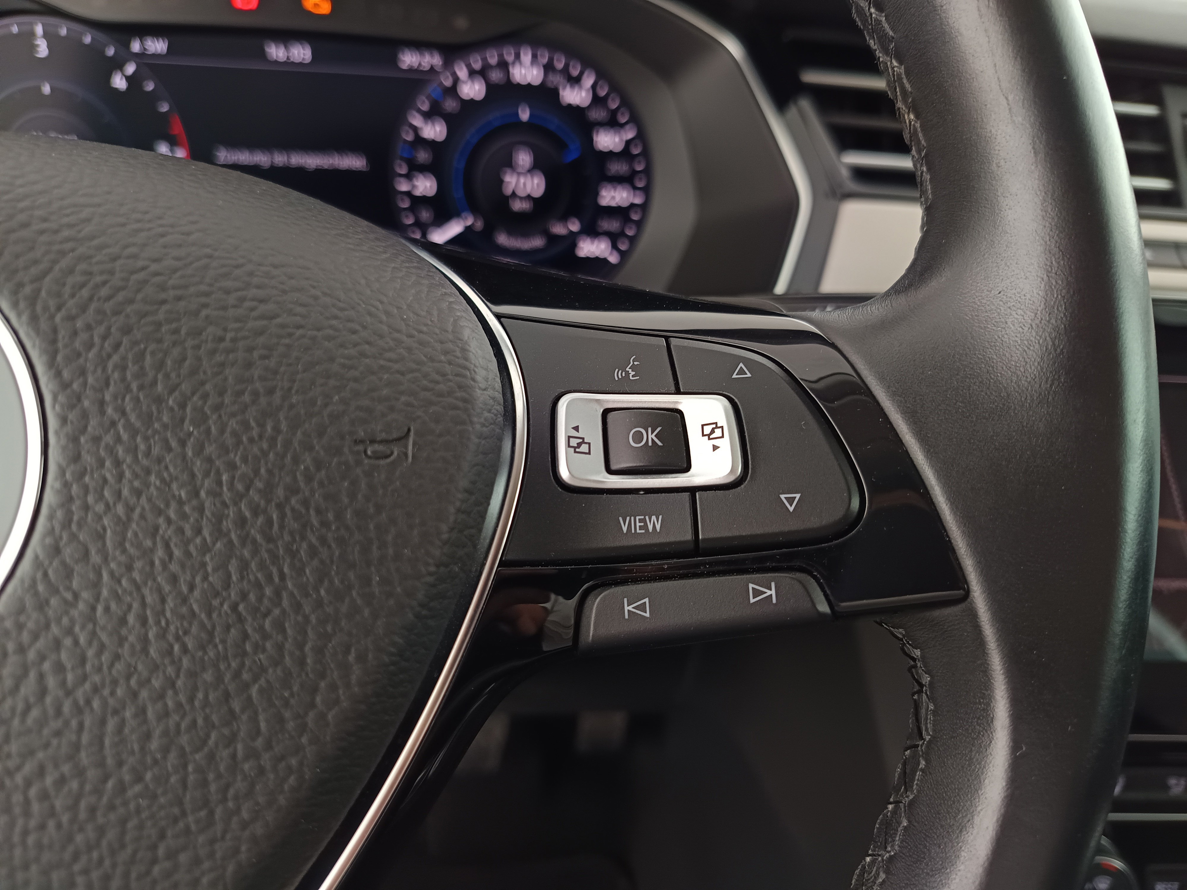 VW Passat Variant 1.6 TDI BMT Highline | Bild 18 von 31