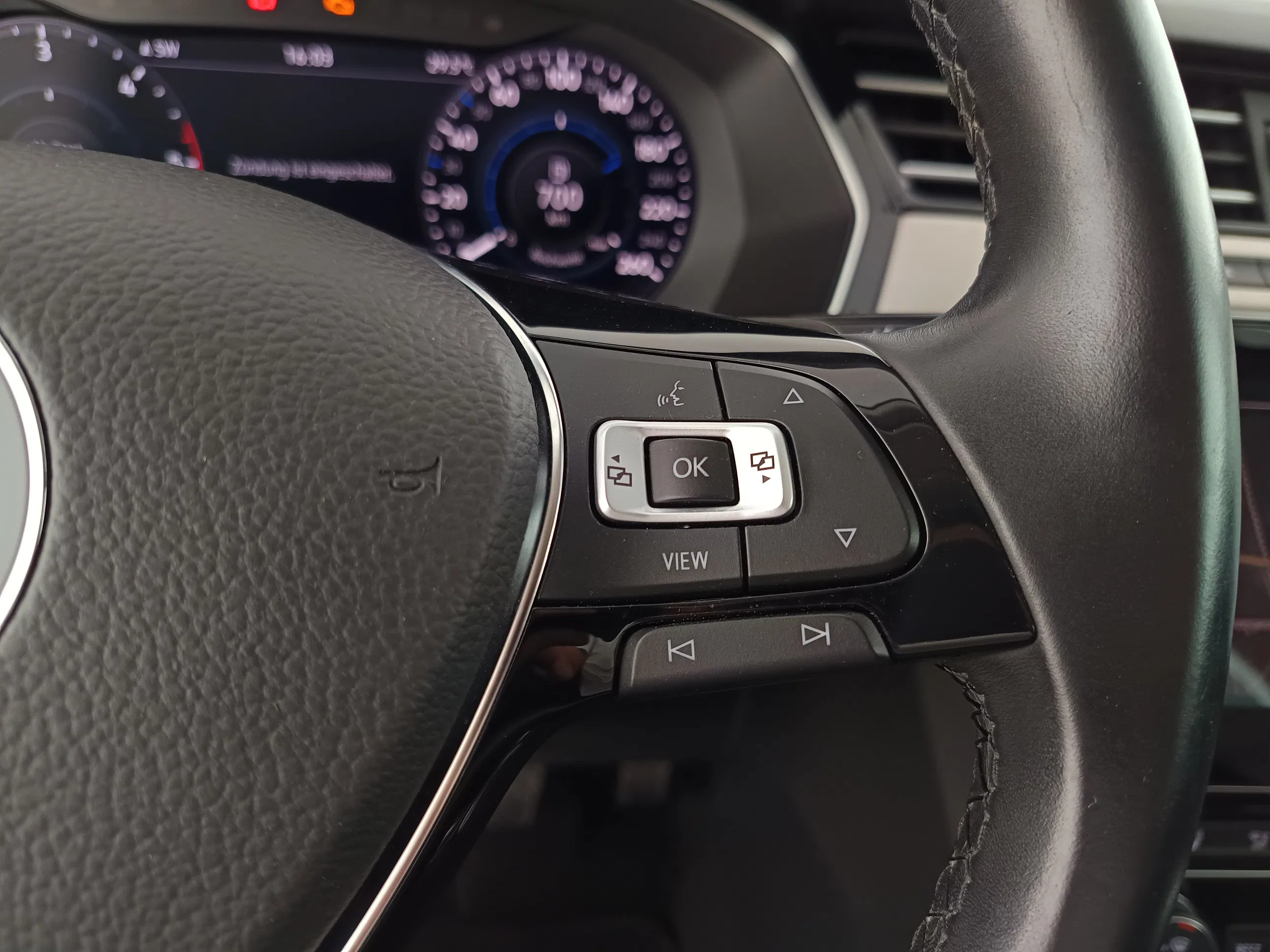 VW Passat Variant 1.6 TDI BMT Highline | Bild 18 von 31