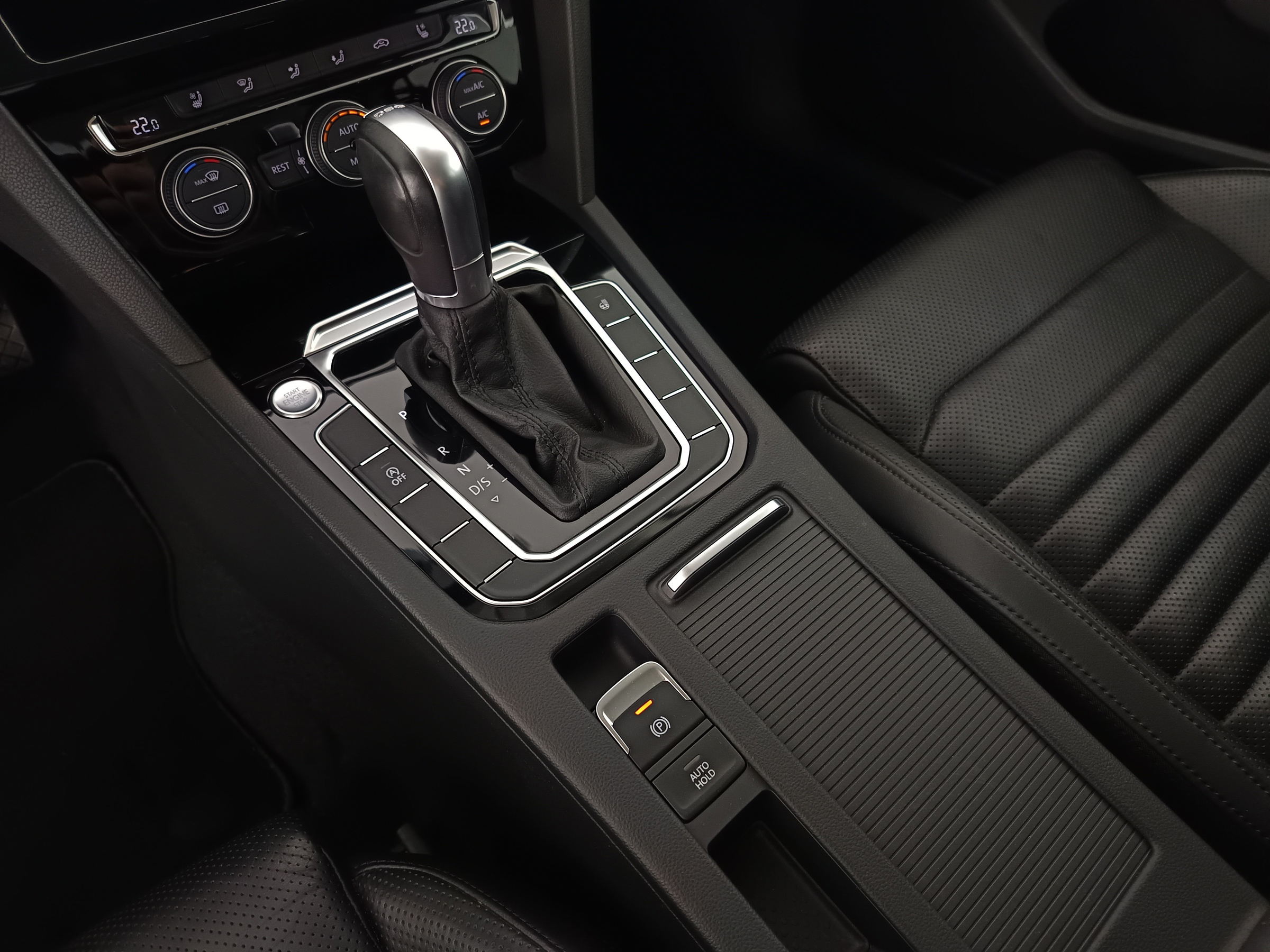 VW Passat Variant 1.6 TDI BMT Highline | Bild 29 von 31