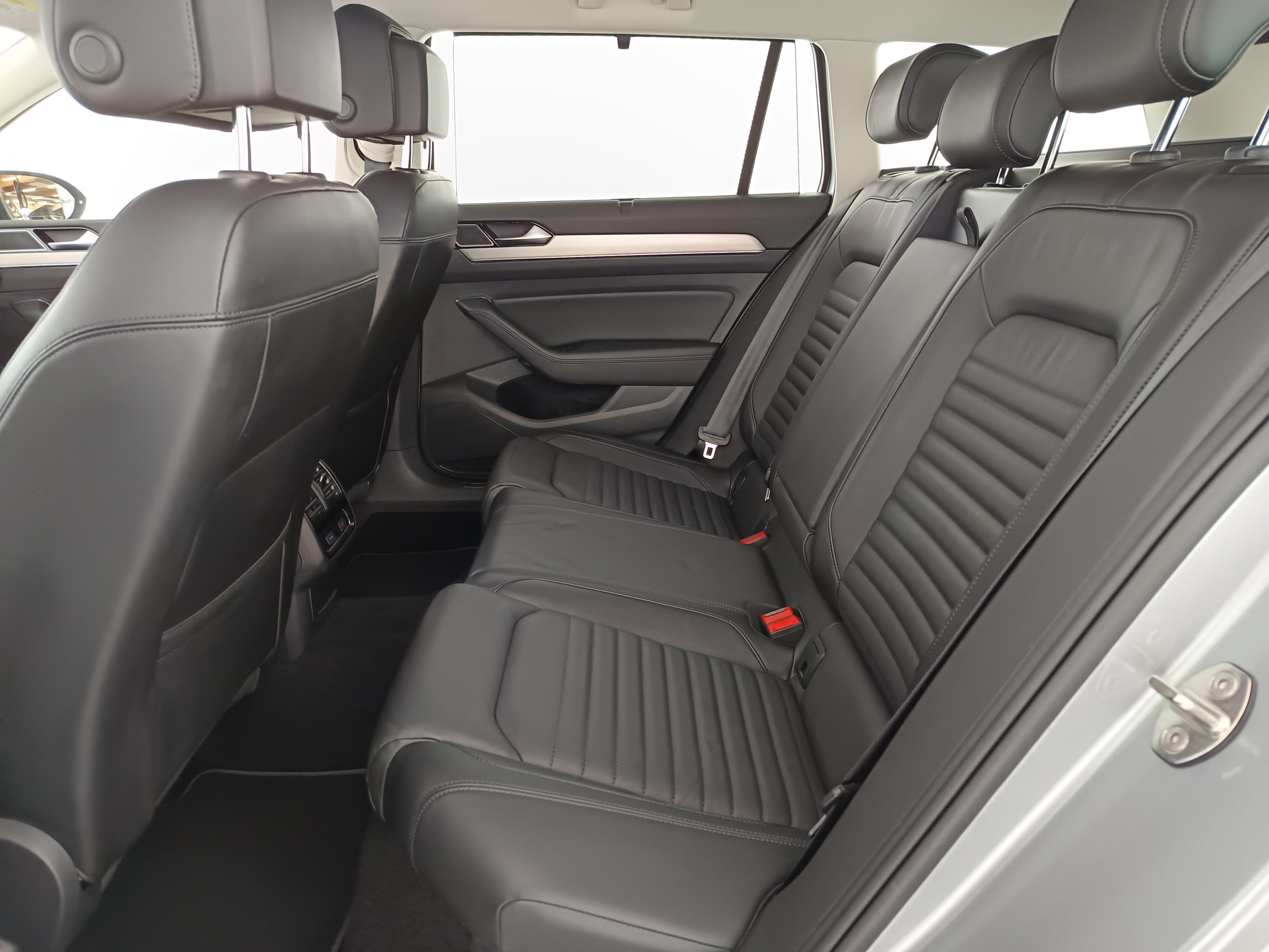 VW Passat Variant 1.6 TDI BMT Highline | Bild 30 von 31