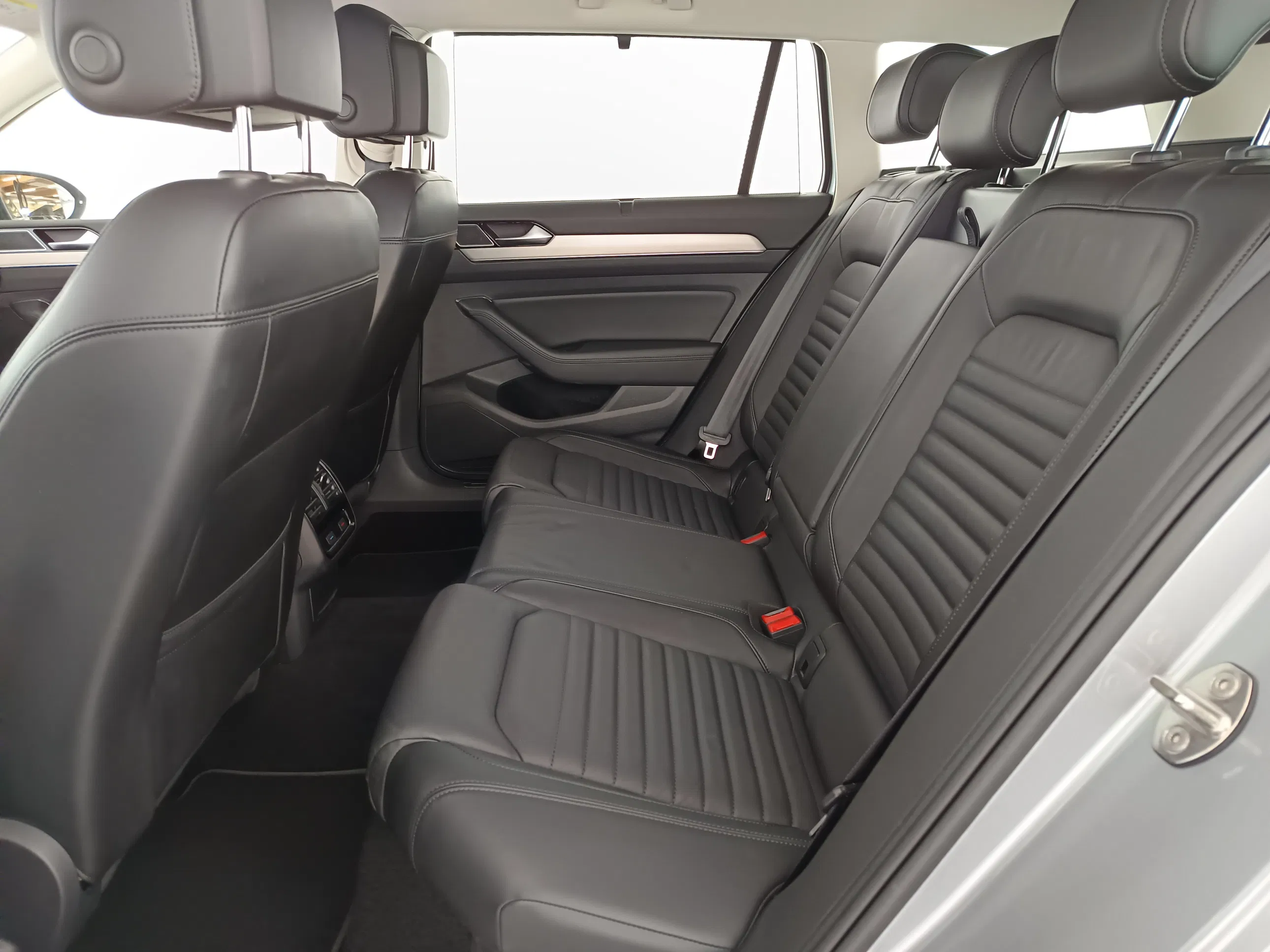 VW Passat Variant 1.6 TDI BMT Highline | Bild 30 von 31