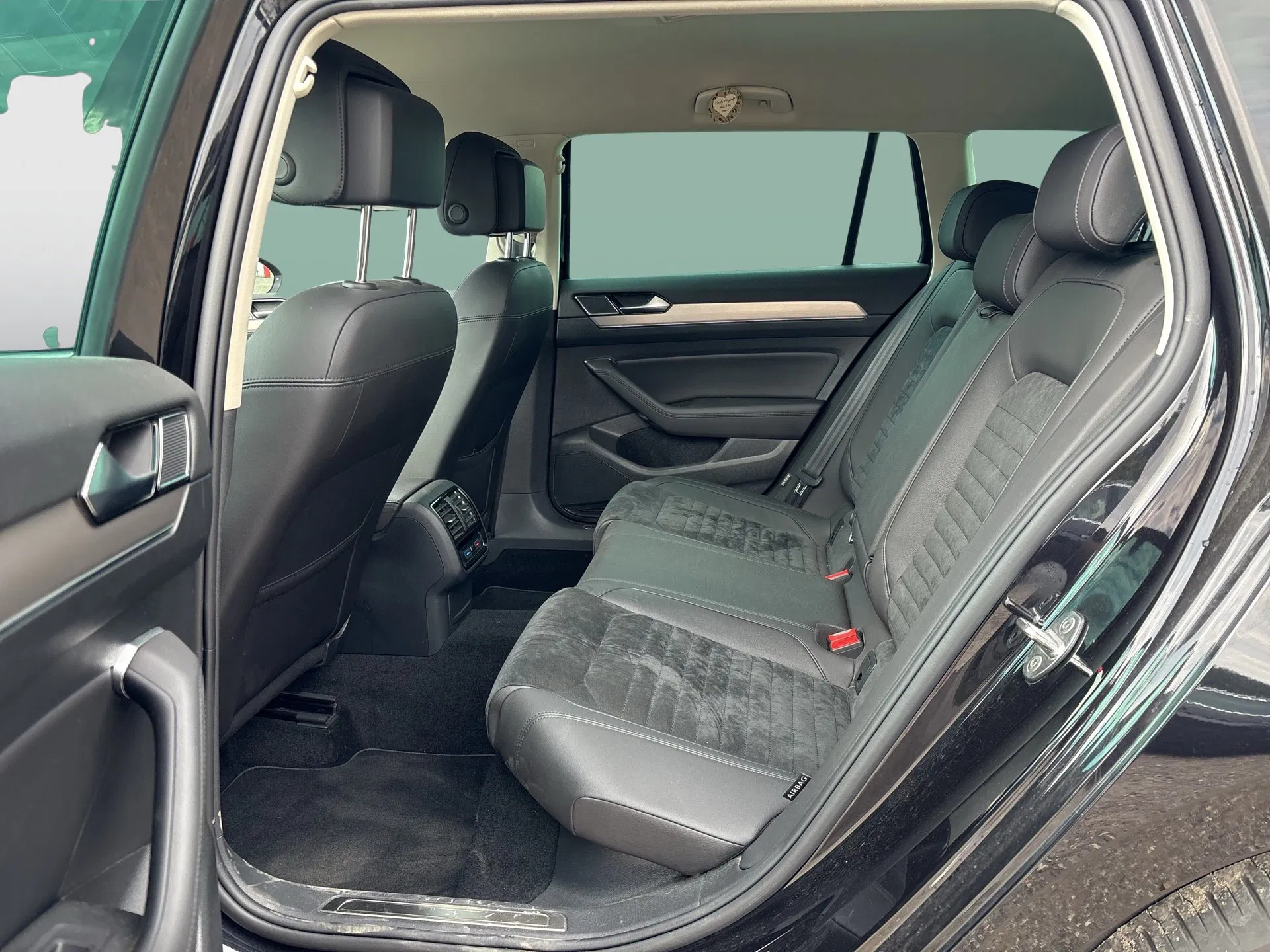 VW Passat Variant 2.0 TDI BMT Highline | Bild 28 von 31