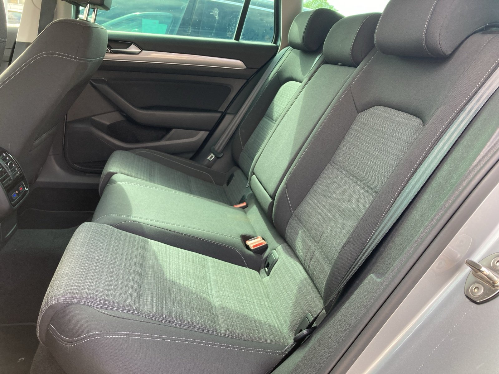 VW Passat Variant Bus. 2.0 TDI DSG | Bild 16 von 18