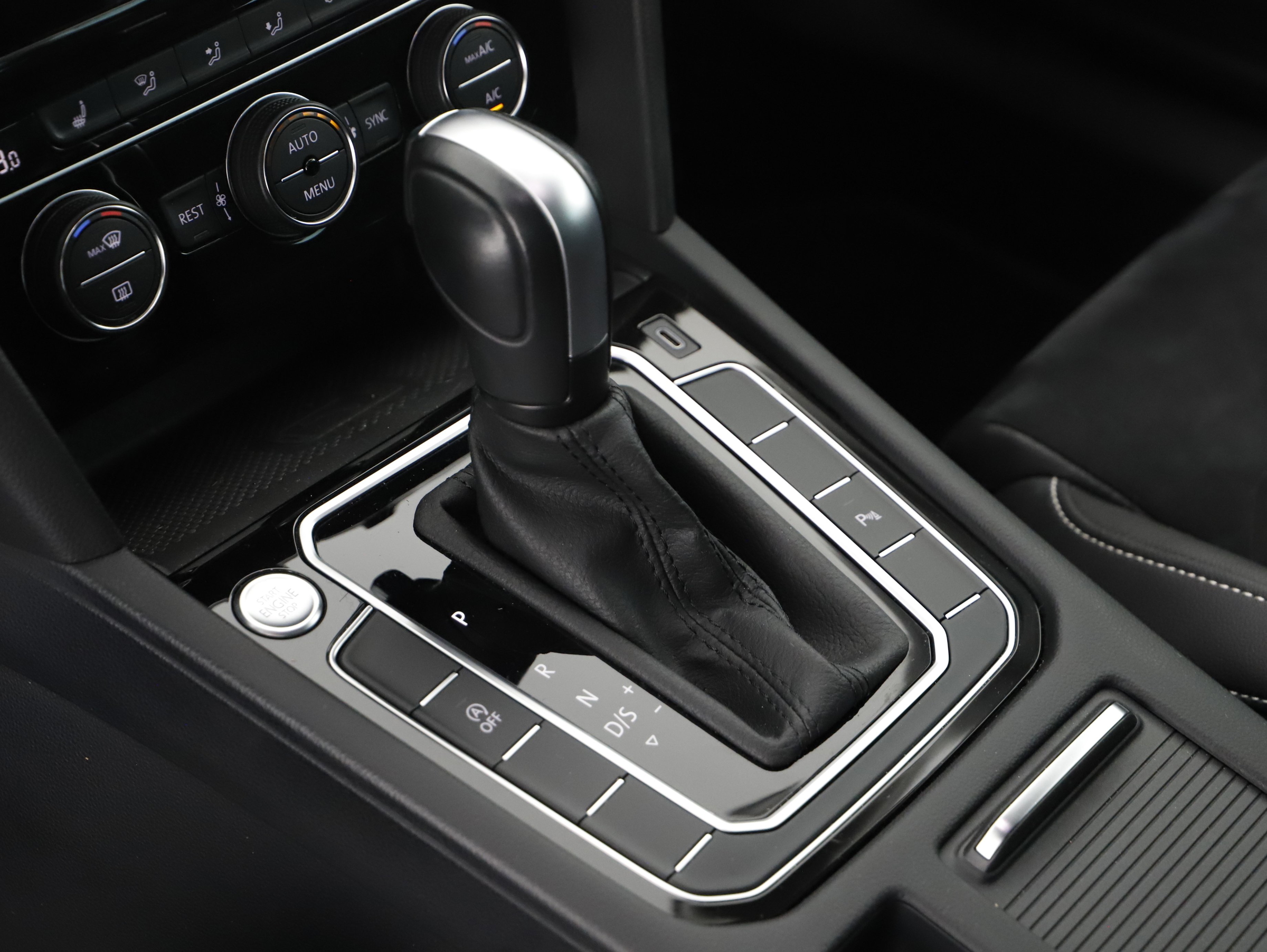 VW Passat Variant 2.0 TDI BMT Elegance | Bild 23 von 29