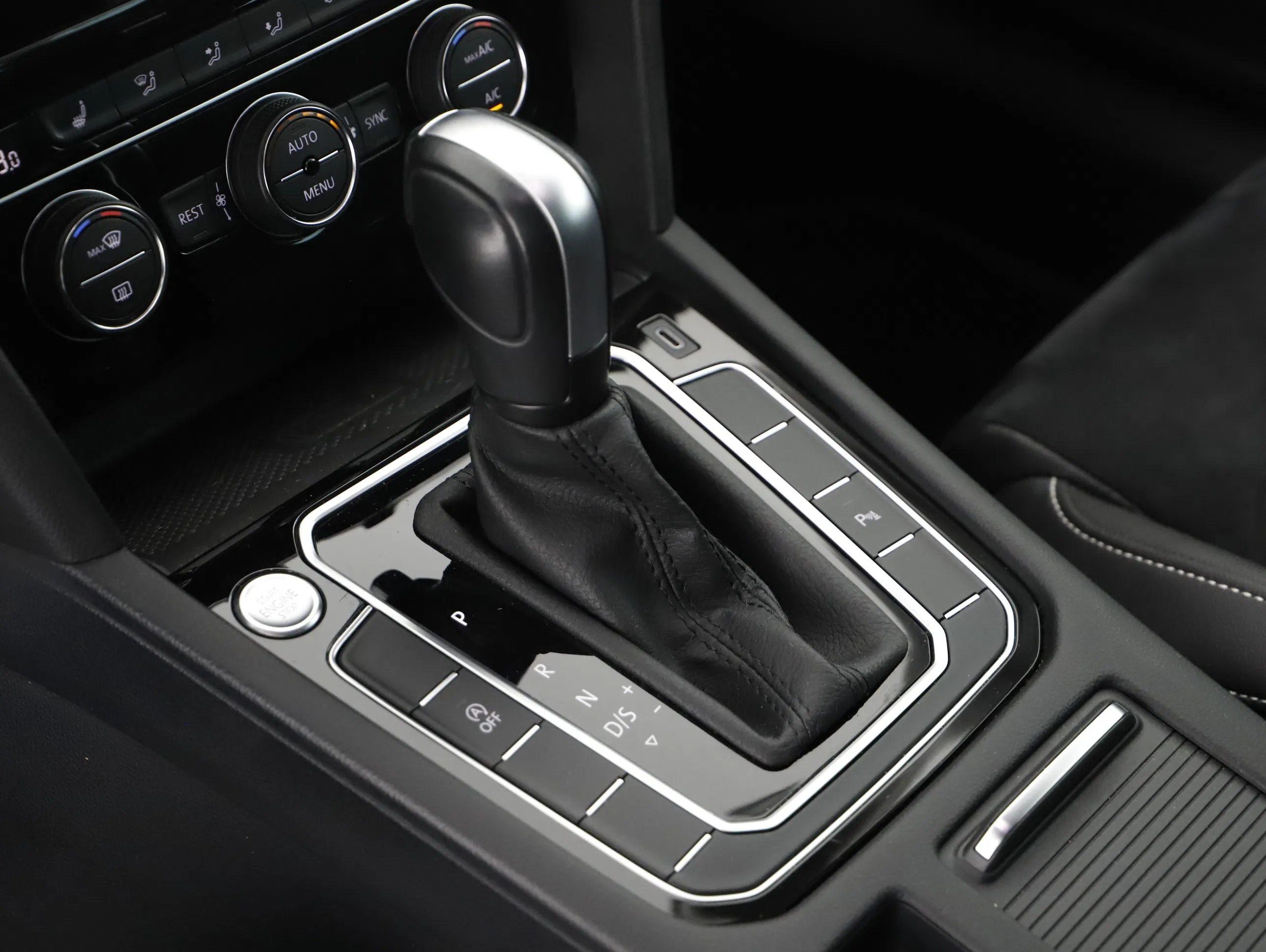 VW Passat Variant 2.0 TDI BMT Elegance | Bild 23 von 29