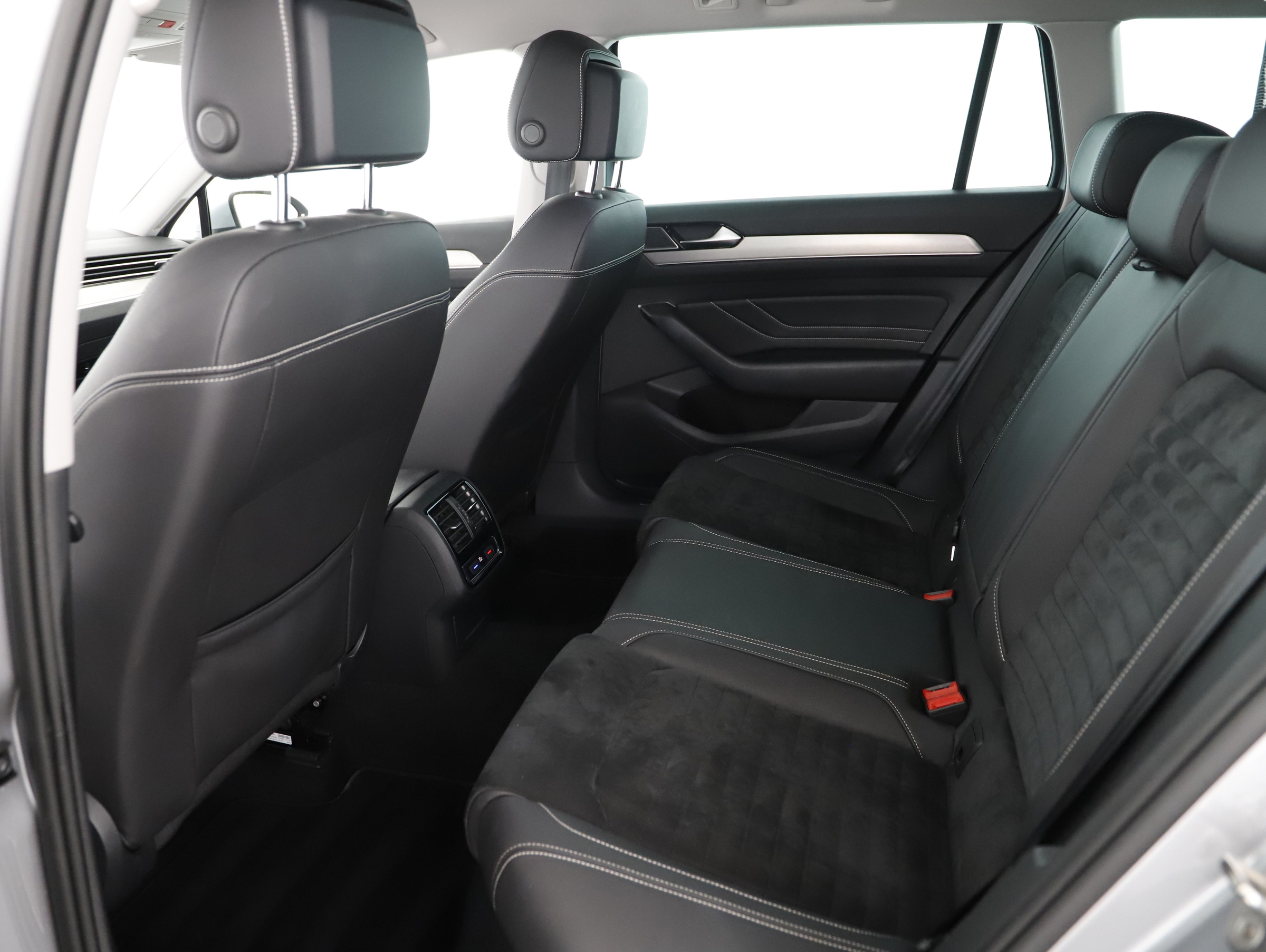 VW Passat Variant 2.0 TDI BMT Elegance | Bild 24 von 29