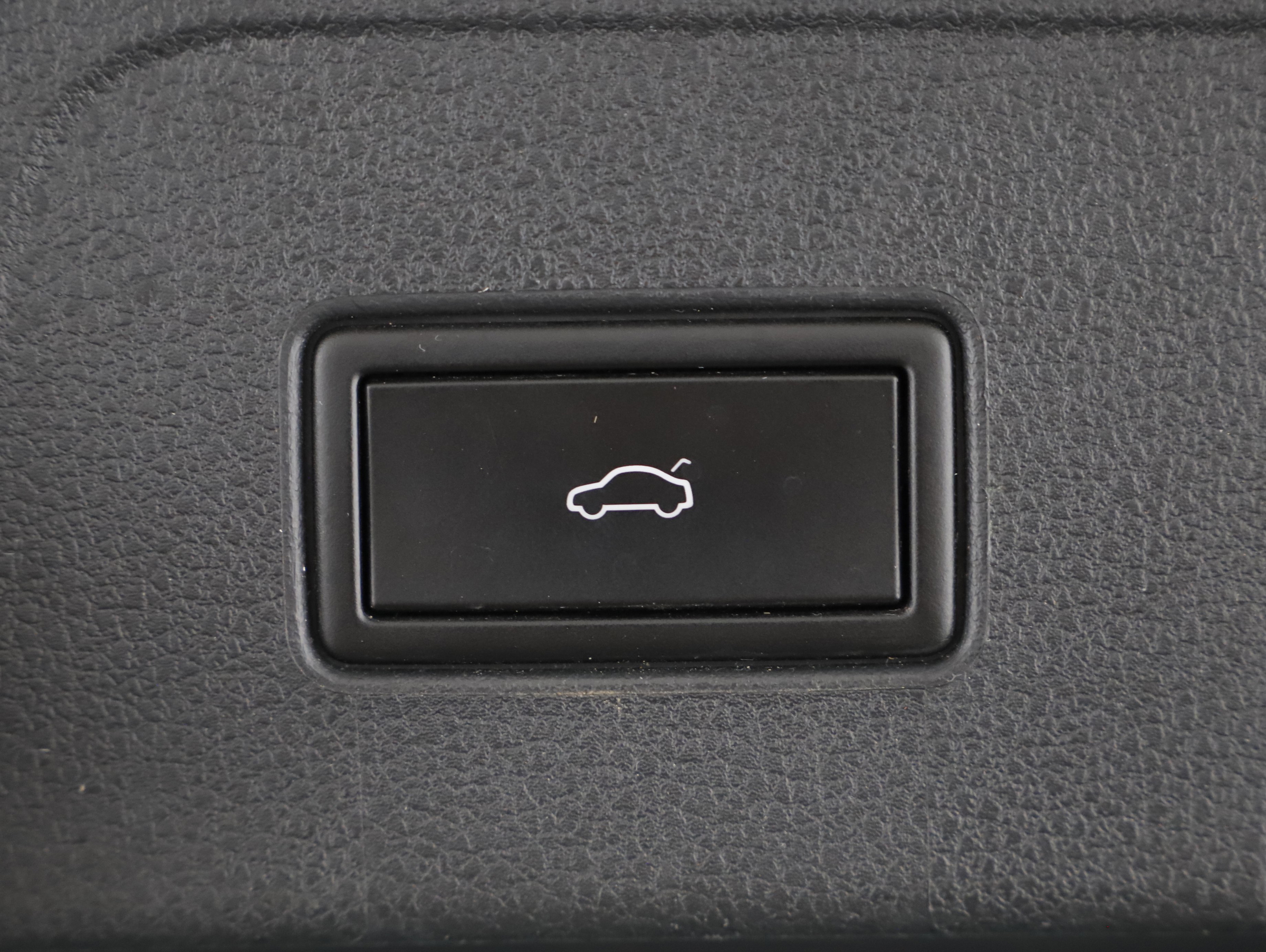 VW Passat Variant 2.0 TDI BMT Elegance | Bild 26 von 29