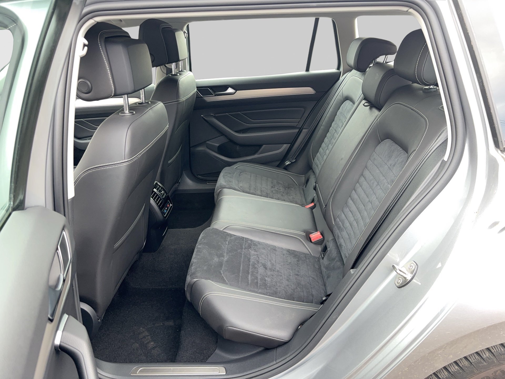 VW Passat Variant 2.0 TDI BMT Elegance | Bild 24 von 31