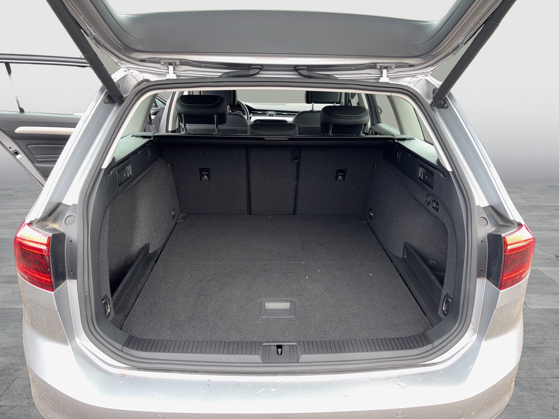 VW Passat Variant 2.0 TDI BMT Elegance | Bild 25 von 31